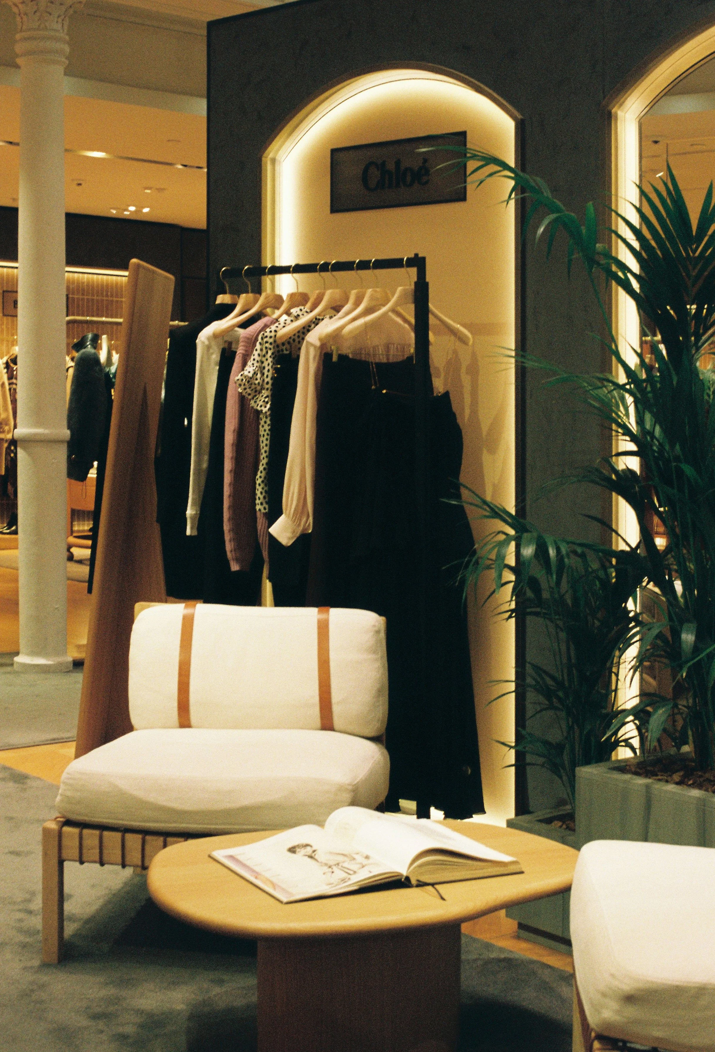 Photographie d'un corner du Bon Marché prise à l'argentique