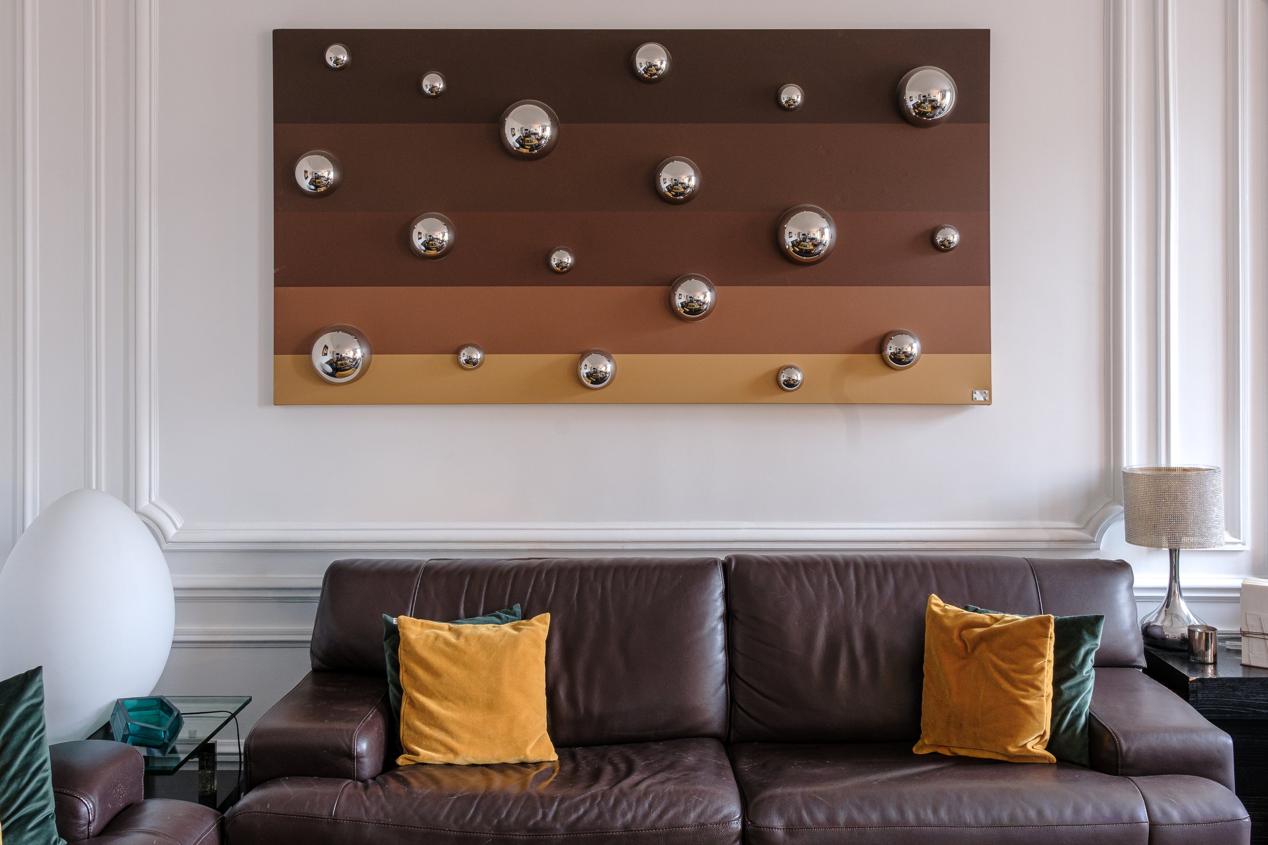 Photographie d'intérieur d'un appartement parisien de type haussmannien. 