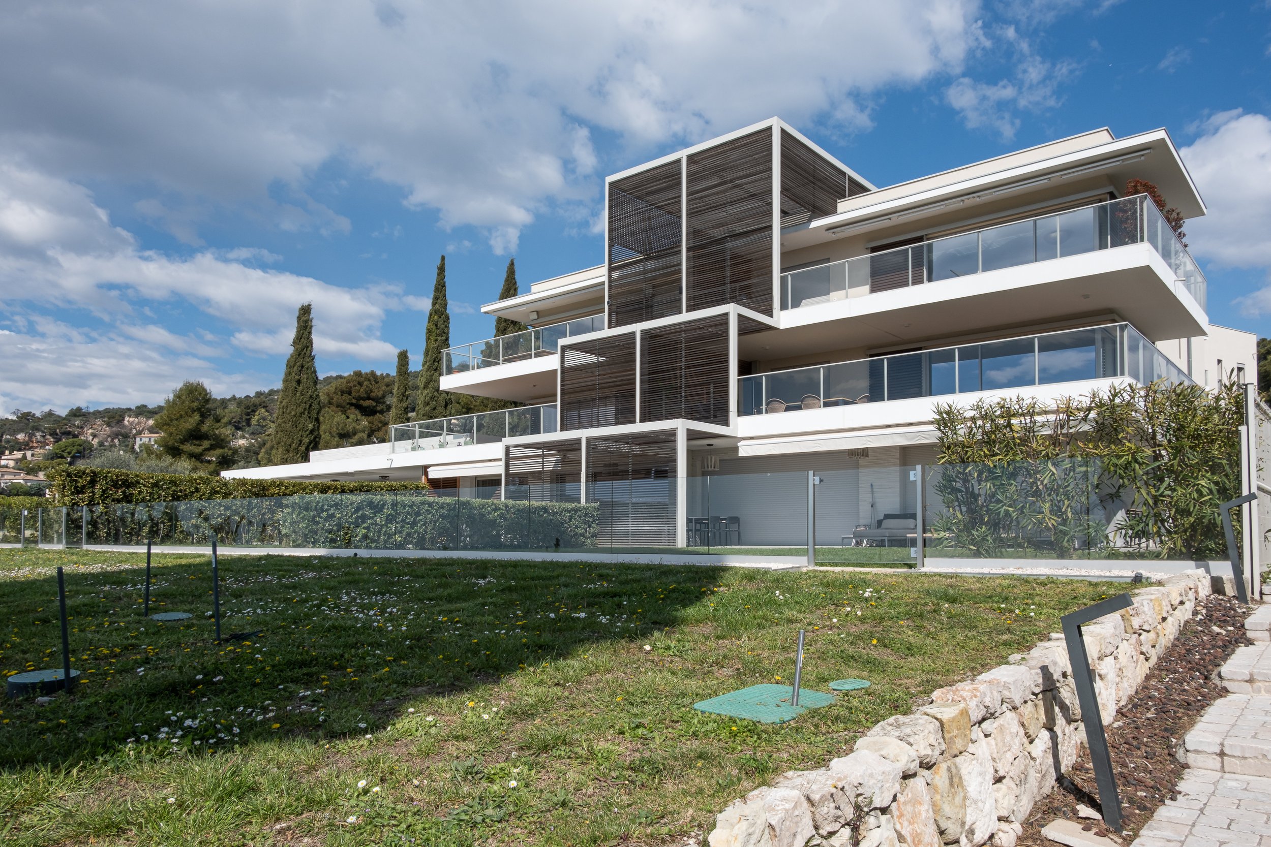 Photographie immobilière d'extérieur mettant en avant l'immeuble dans son ensemble.