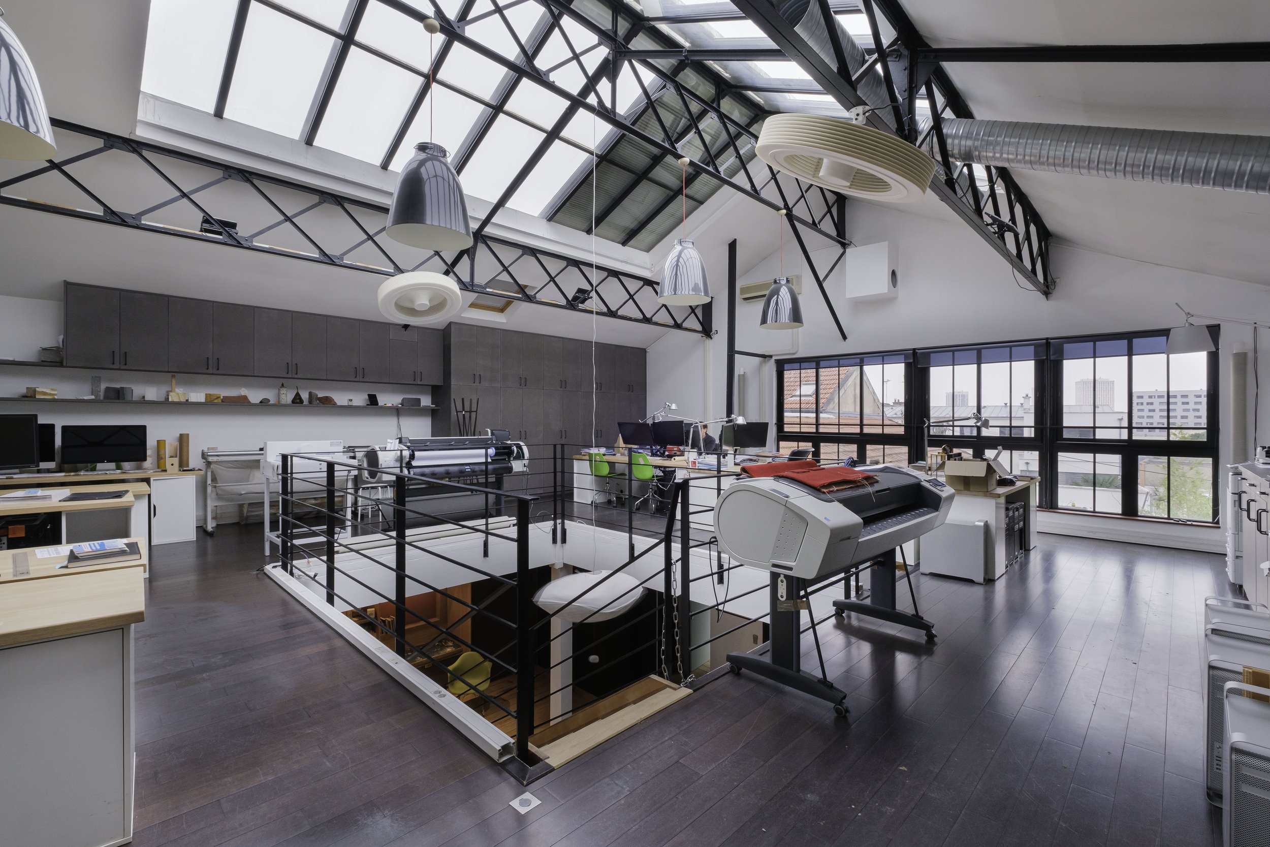 Photographie immobilière d'un loft à usage de bureaux.