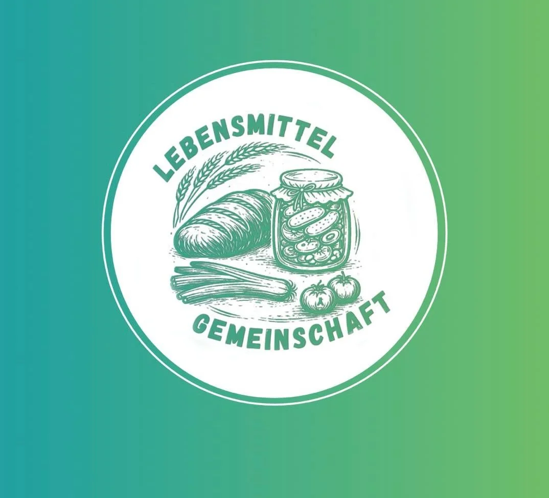 Das Logo zeigt Lebensmittel wie Brot, eingelegtes Gemüse, Tomaten, und Lauch, mit den Worten "Lebensmittel Gemeinschaft" auf grün-blau gradientem Hintergrund.