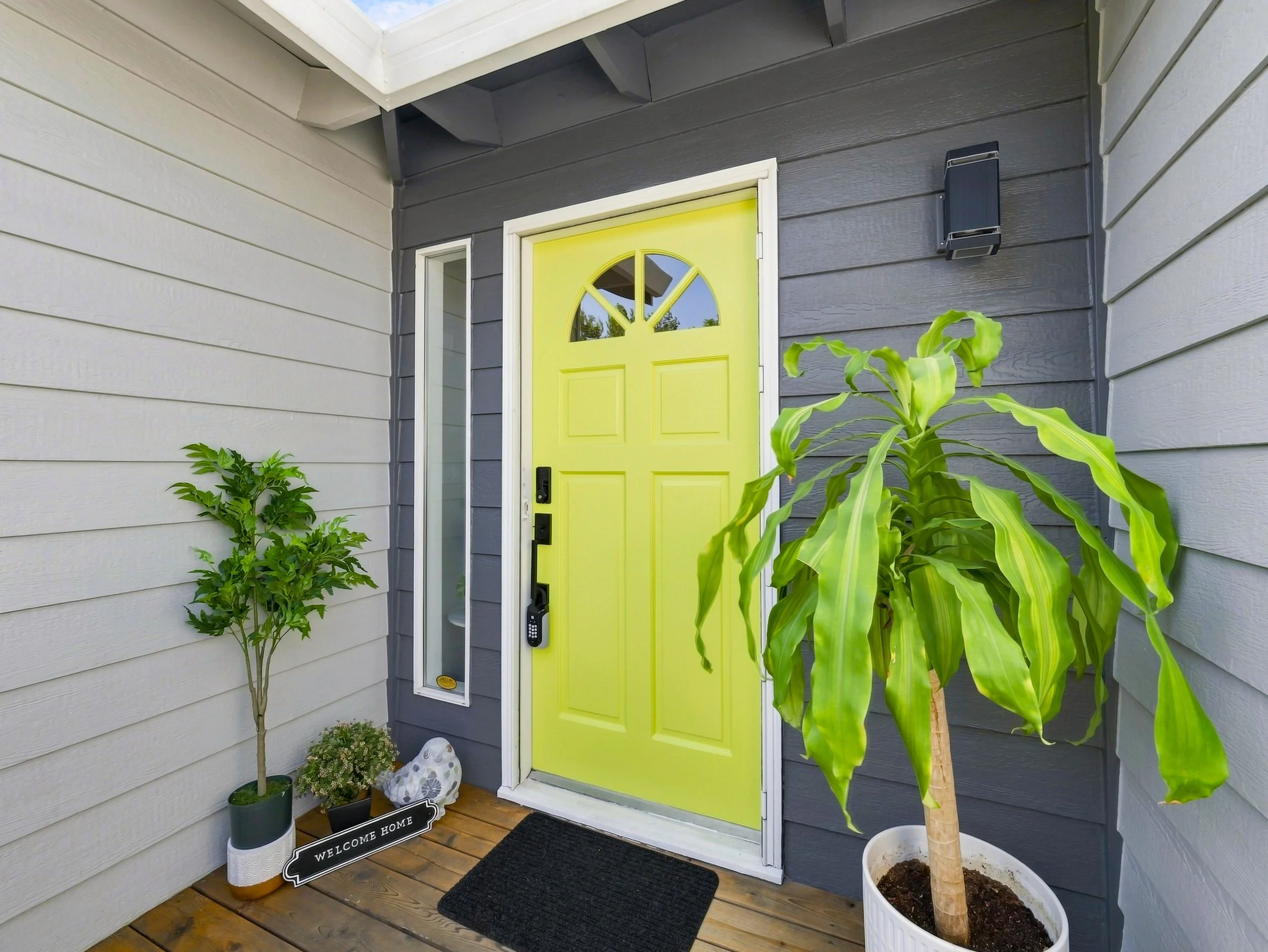 Clean and welcoming move-in ready home entryway in Beaverton Oregon