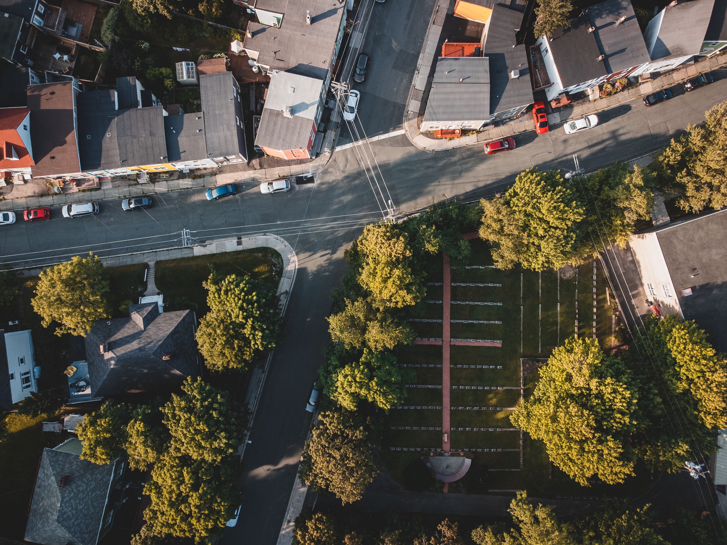 Aquí tienes las opciones de alt text optimizadas para esta toma aérea:  Opción 1: Recomendada (SEO Local & Accesibilidad) Aerial drone view of a residential neighborhood and tree-lined streets in Oregon.