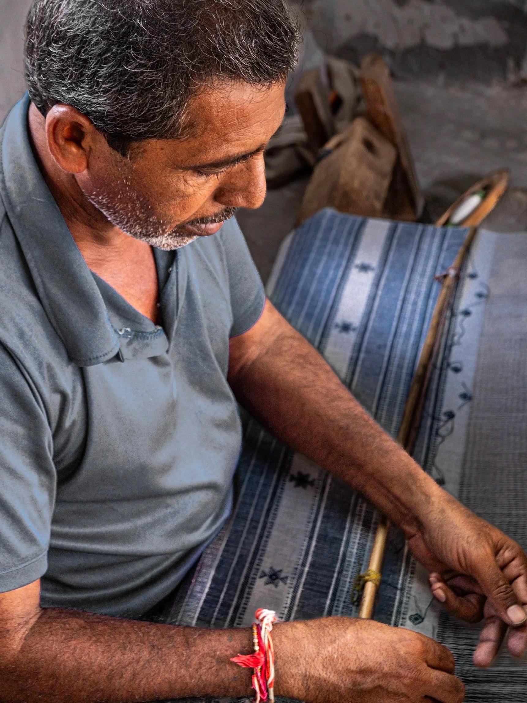 Vankar weaver working kala cotton on a handloom, Kutch, Gujarat — India with Bernadette
