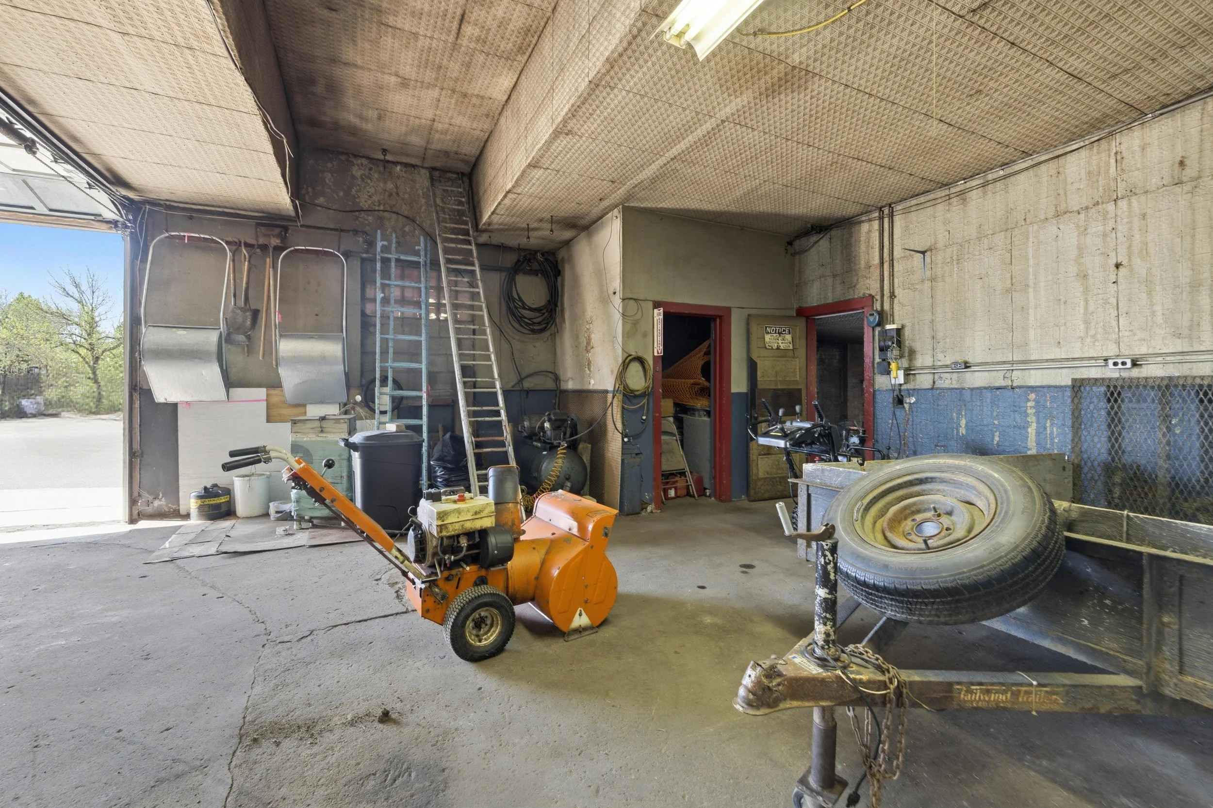 16-Interior.jpg