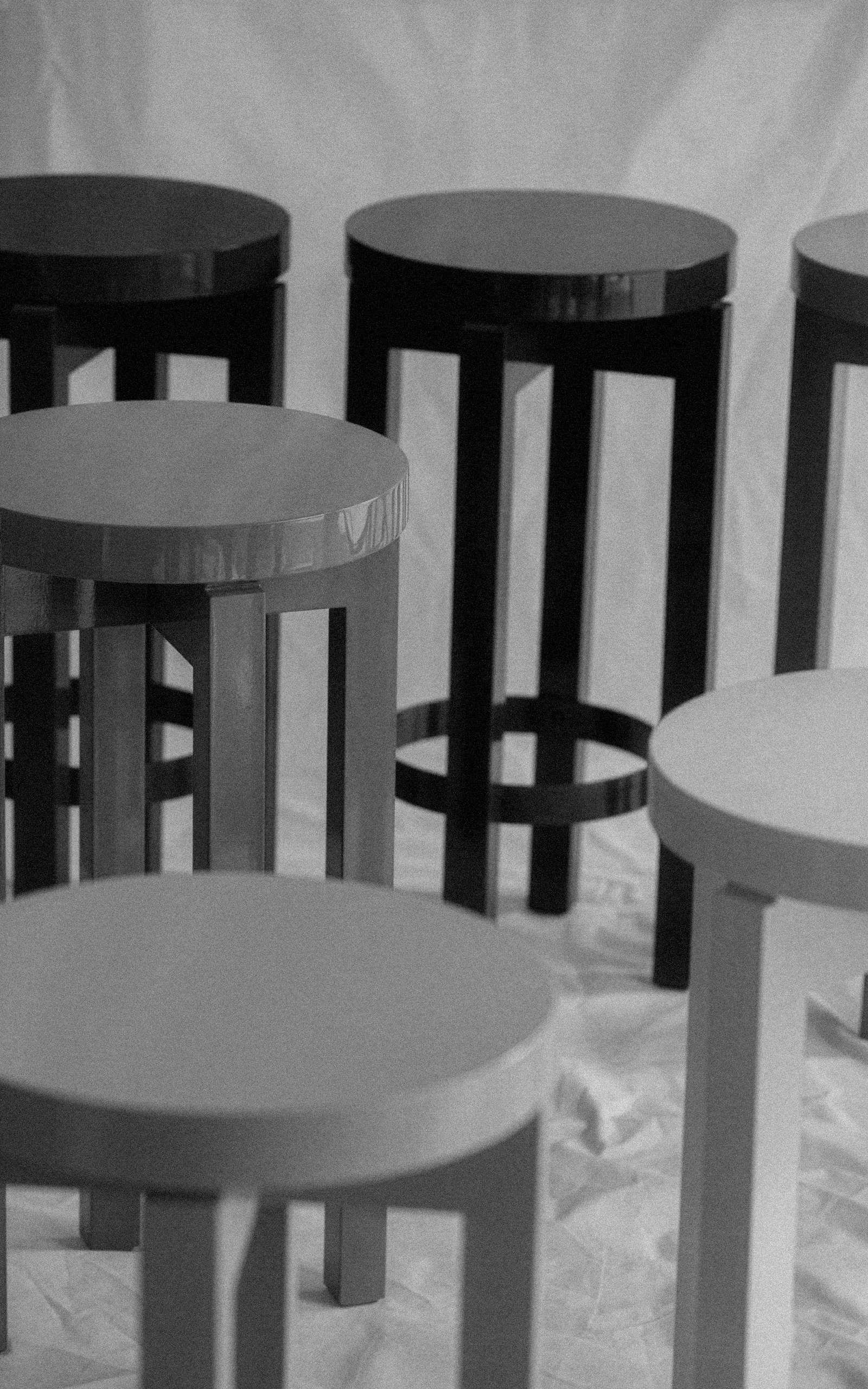 Conjunto de taburetes O fotografiados desde distintos ángulos en un interior.
