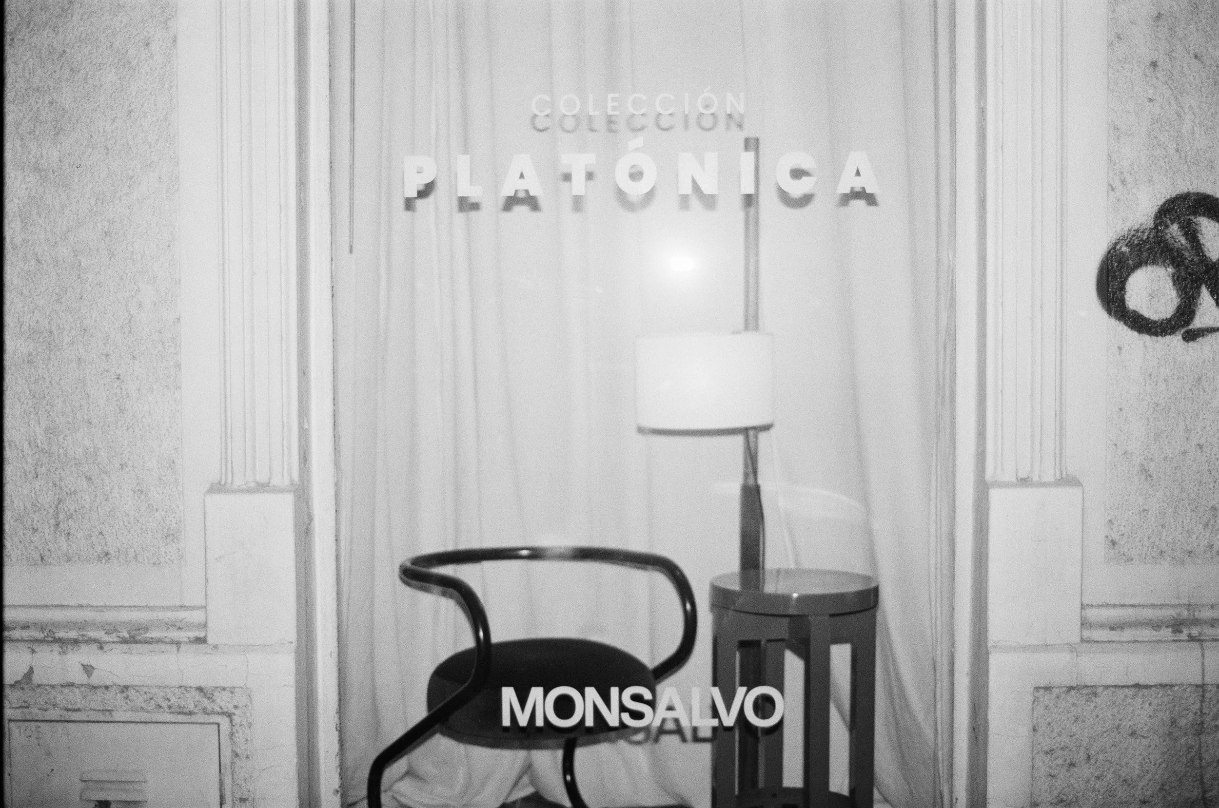 Instalación de la Colección Platónica de MONSALVO, con mobiliario de diseño exhibido en el estudio showroom de Mendoza Calle Martin Zapata 109