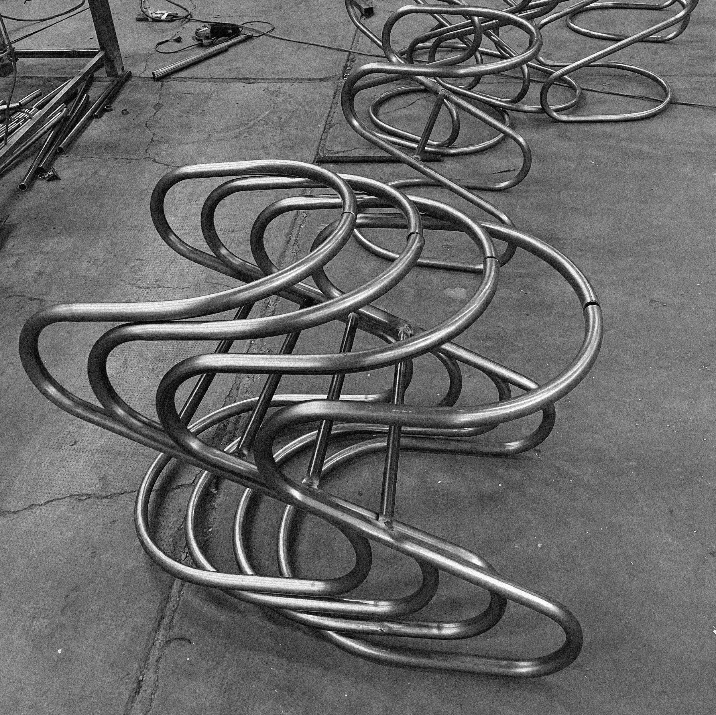 Estructuras de acero tubular curvado y soldado, correspondientes al proceso de fabricación de piezas de diseño MONSALVO.