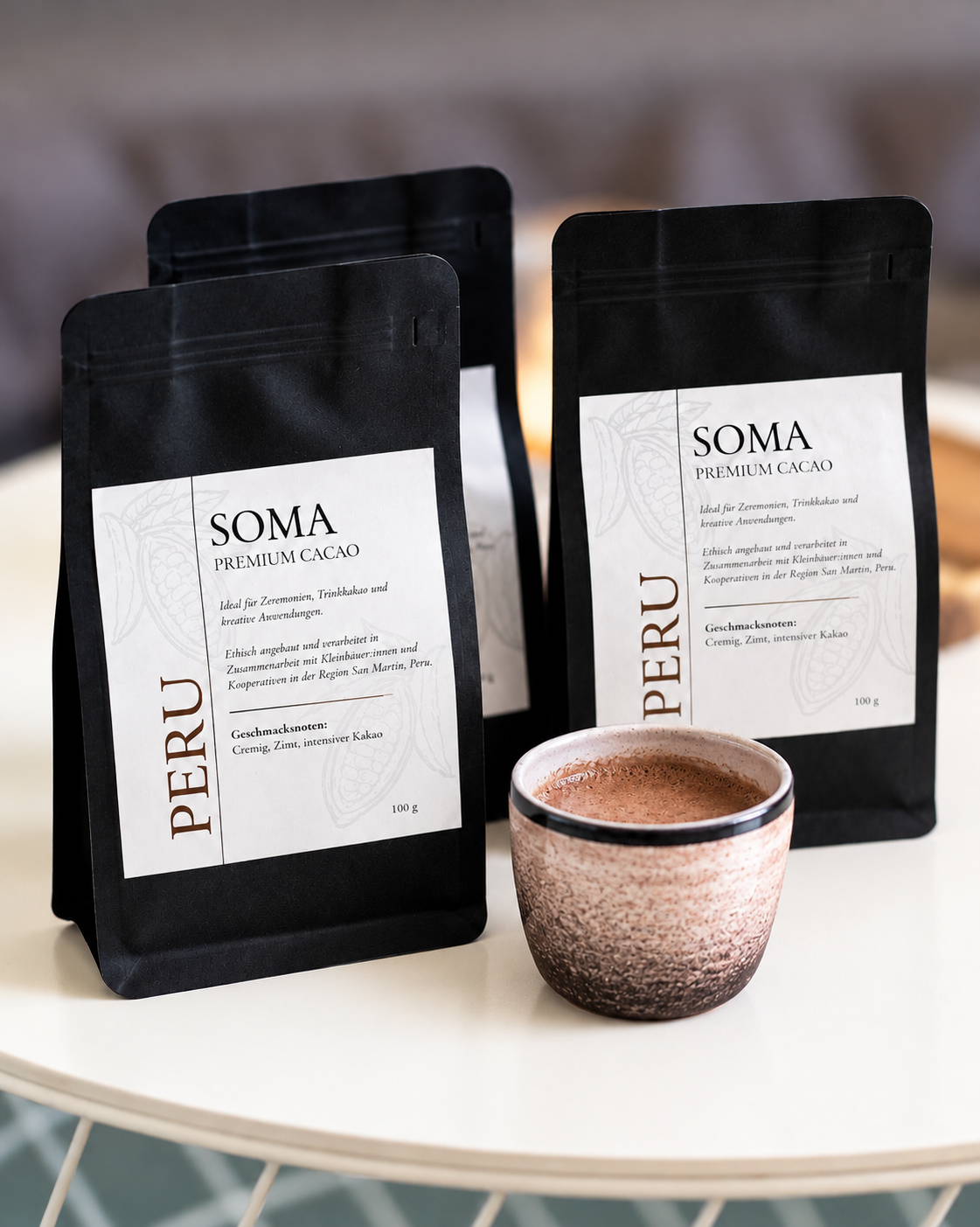 Langsames Morgenritual mit einer Tasse warmem zeremoniellem Kakao aus Peru und einer Packung SOMA Premium Cacao.