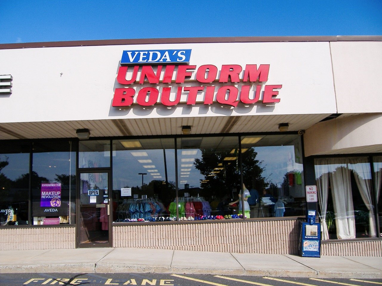 Connecticut-ClothingStore-Signs - 1.jpeg