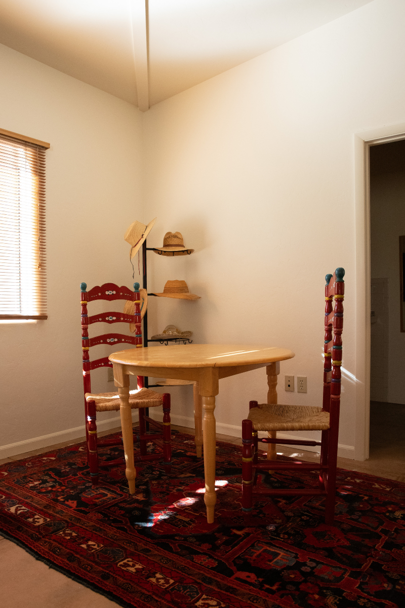 Seating area and hat tree in Kerstin's Suite