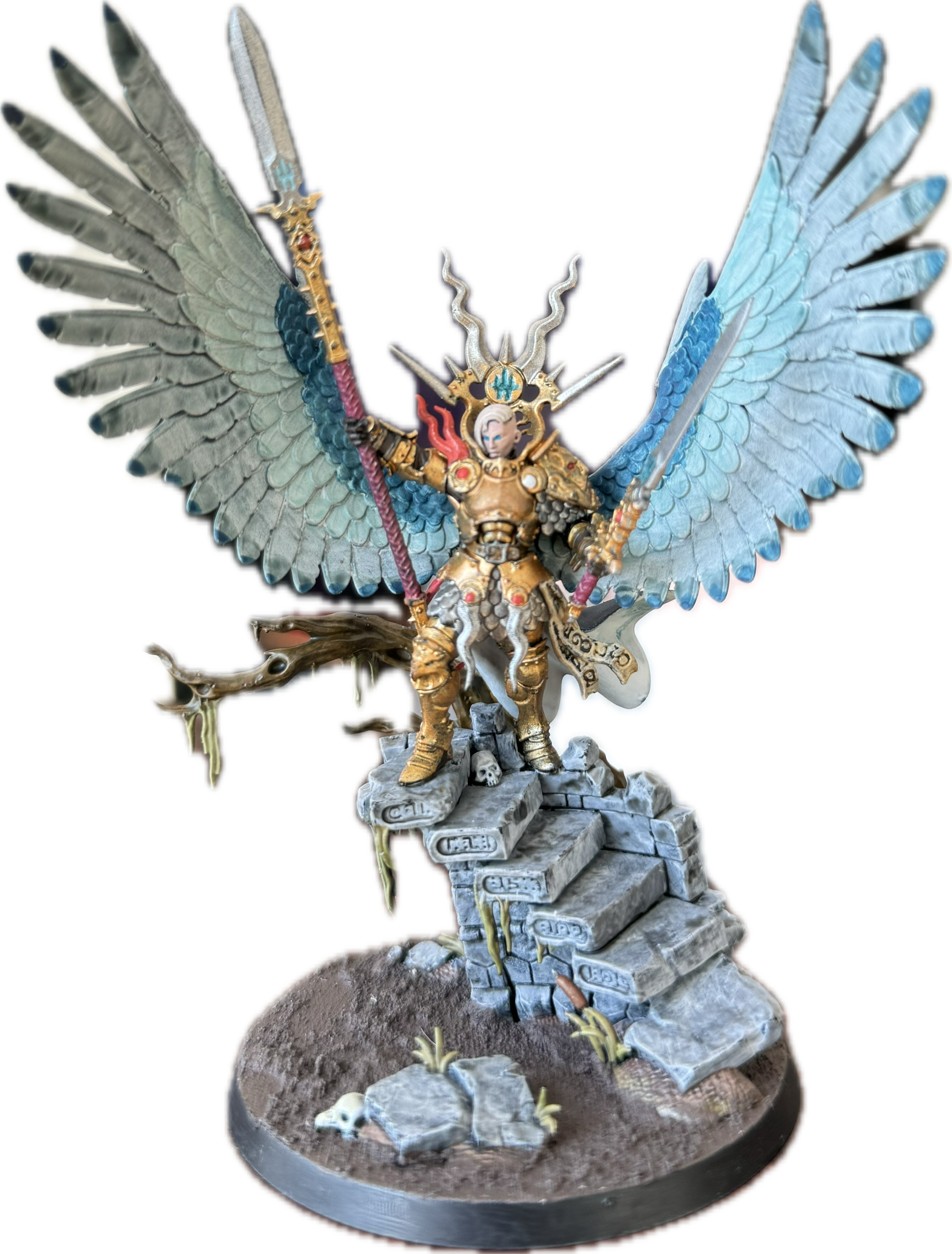 Miniaturfigur eines Engels mit großen, gefiederten Flügeln, goldener Rüstung, schwert und Stab, auf Steinstufen stehend, auf Basis mit Knochen- und Pflanzenmotiven, Setting im Fantasy-Stil.