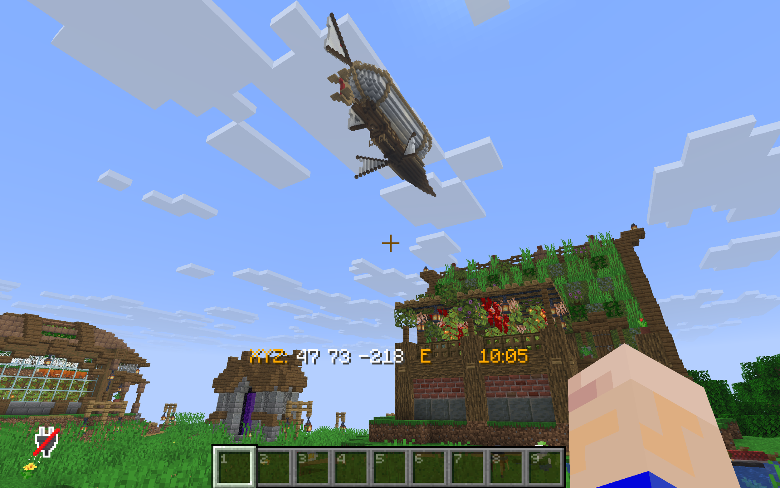Minecraft-Szene mit einer schiffähnlichen Plattform in der Luft und mehreren Gebäuden und Gärten auf dem Boden.