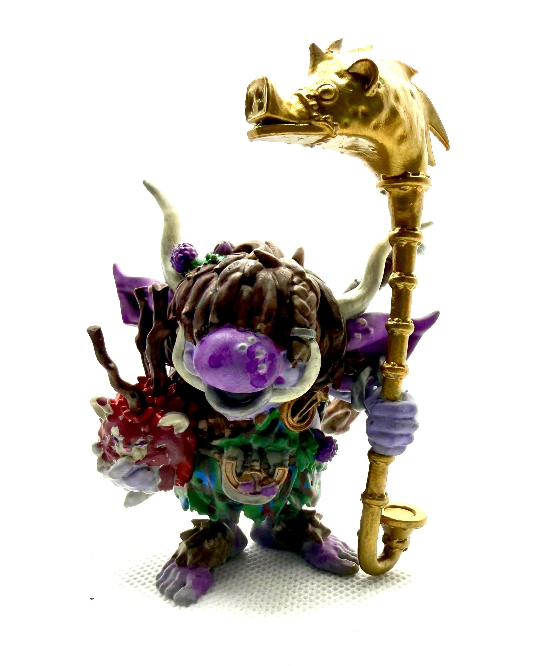 Skulptur eines Elefanten mit einem goldenen Musikerstab, bunten Details und Blumen am Körper.