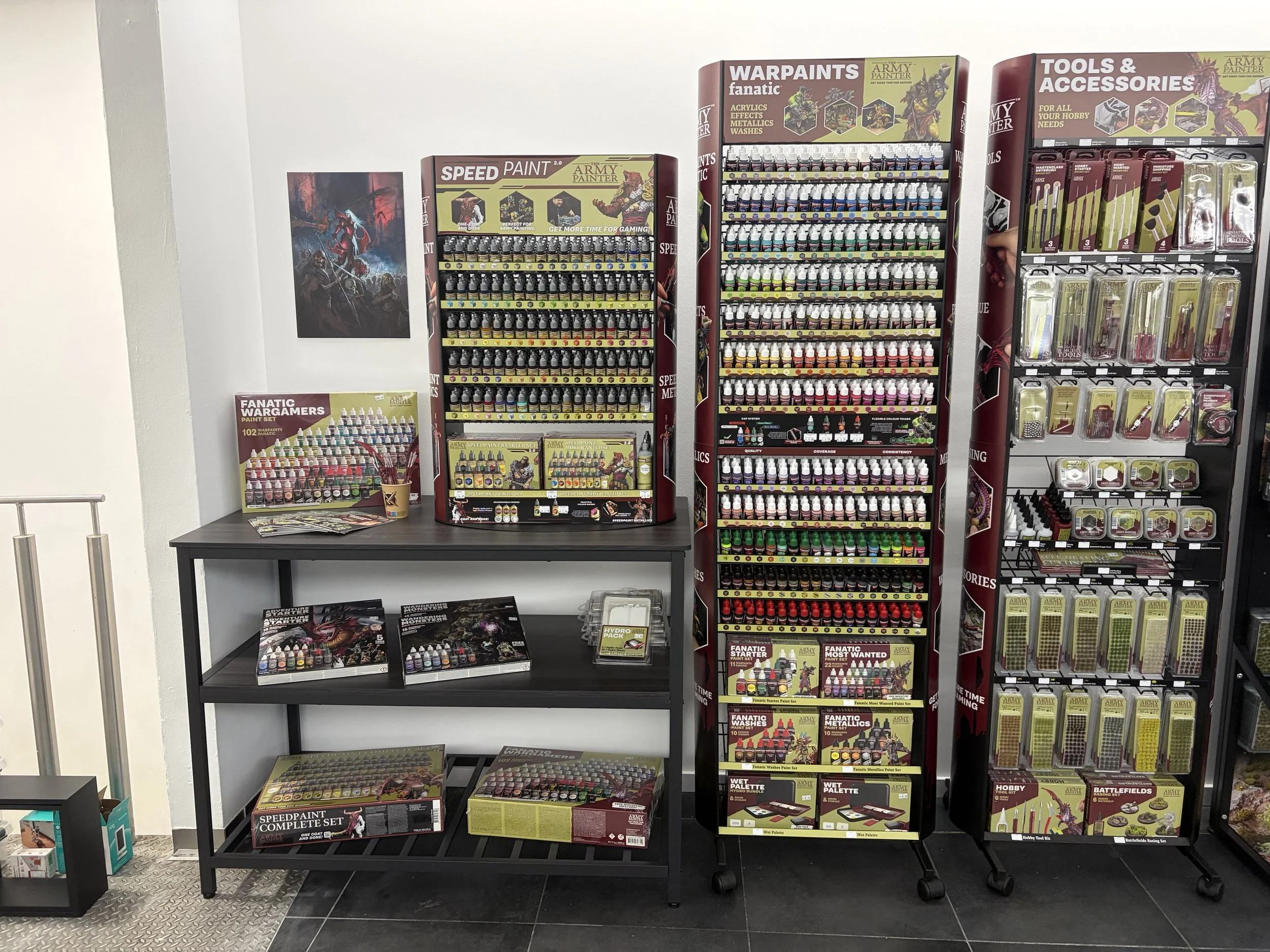 Regale mit Modellbau- und Tabletop-Pinsel, Acrylfarben und Zubehör in einem Hobbygeschäft