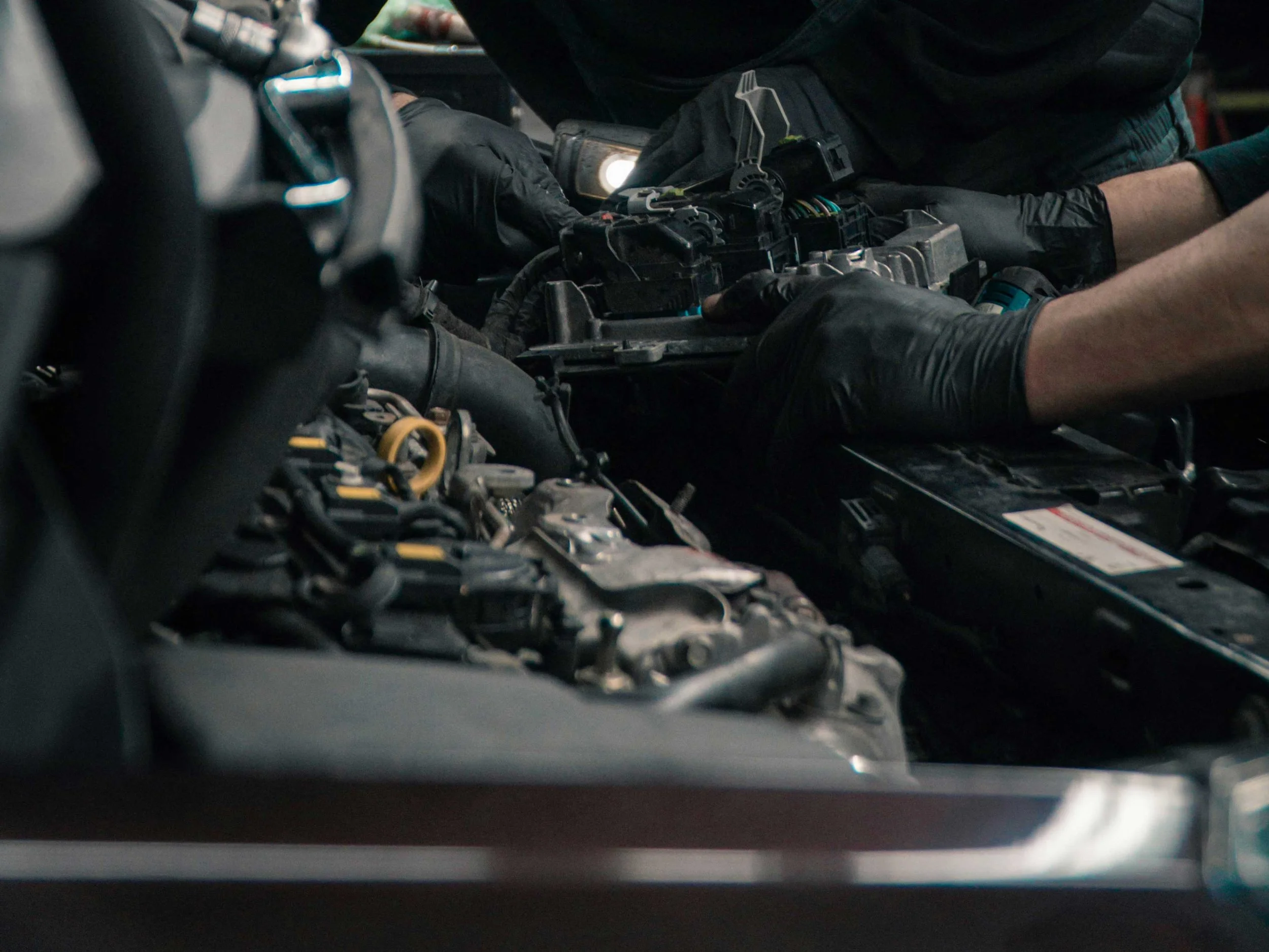 Auto Reparatur in Schwerin – Arbeiten am Motor in der KFZ Werkstatt