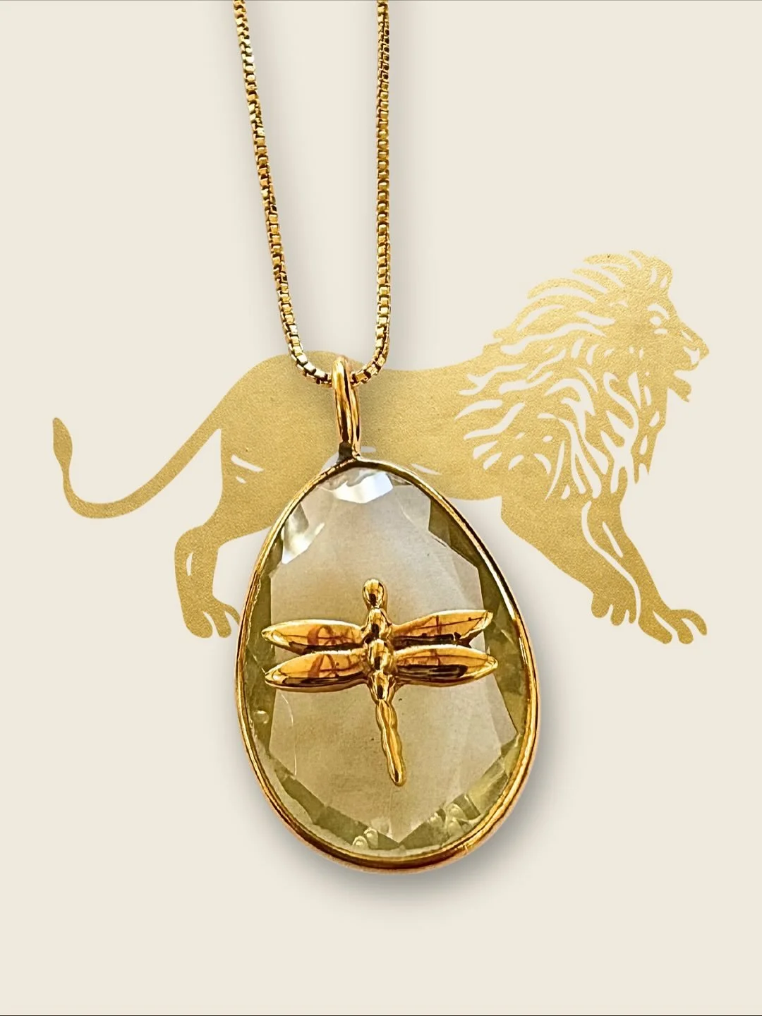 DRAGONFLY ON LEMON QUARTZ&hellip;

Part of the WILDER collection, a faceted lemon quartz mounted with Sally&rsquo;s beautiful dragonfly. 

Chain, bezel and dragonfly: silver gold plate
