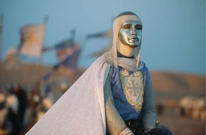 Kingdom of Heaven (2005)
Weta Workshop bought machine made fabric from us for this movie. It was used for the King’s head piece.