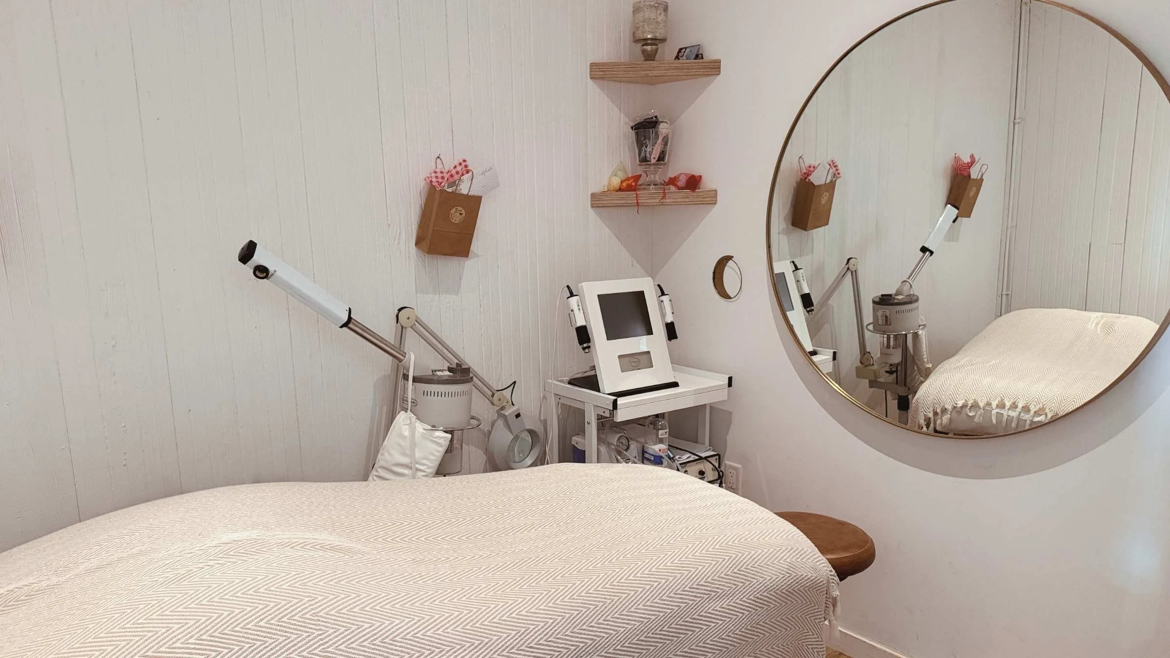 PURLEY SONOMA spa room for facials, wazing, eyelasth and eyebrow treatments using clean and organic products .jpg