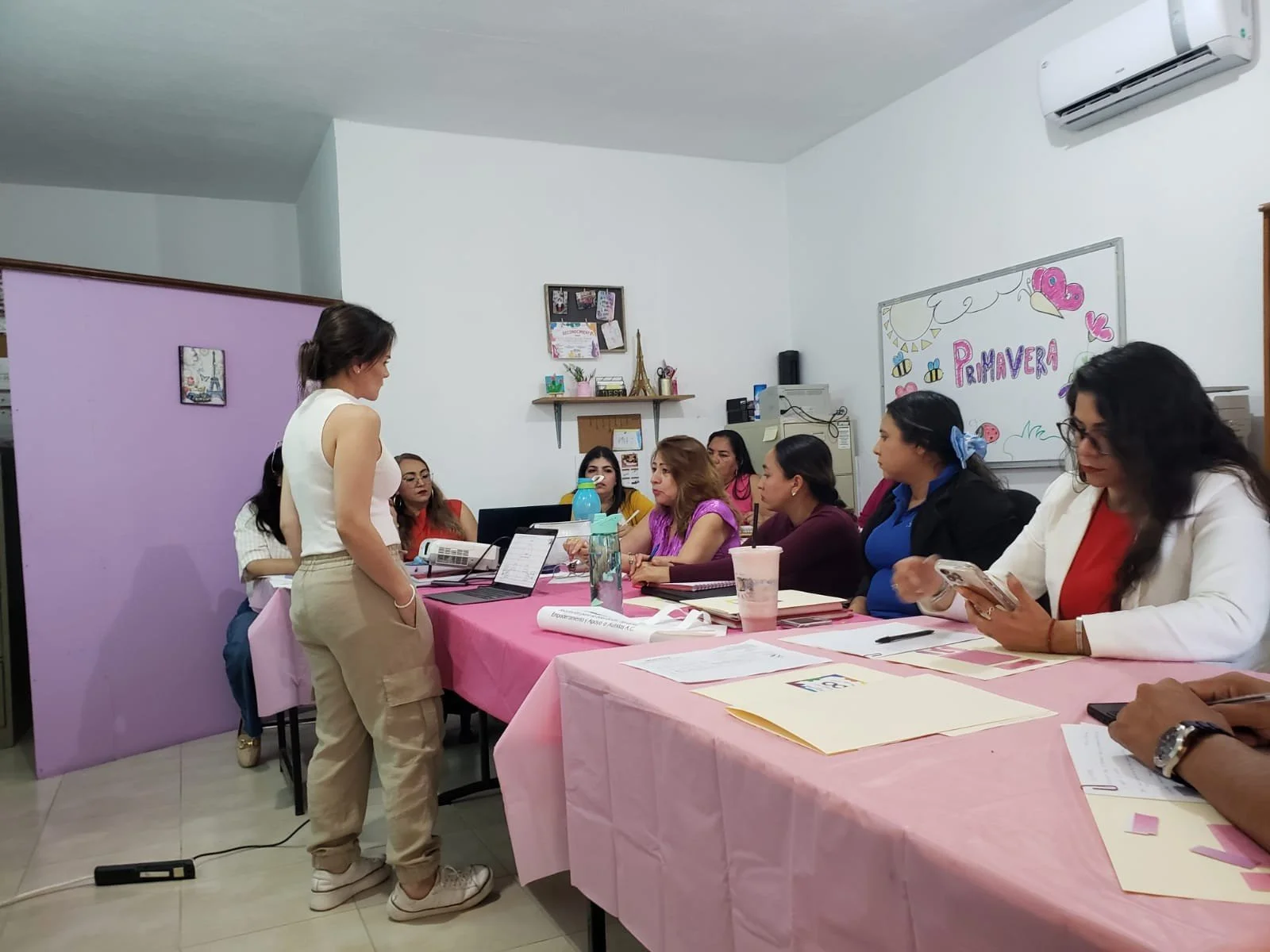 Montse impartiendo un Taller  frente a mujeres docentes y directoras de colegios.