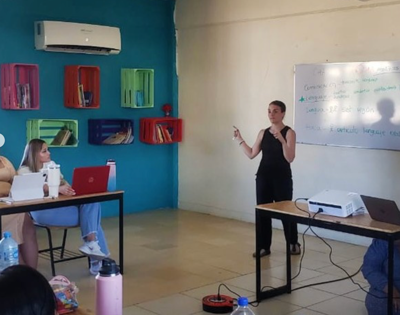 Montse dando una clase a varias docentes de una escuela, hablando sobre comunicación, habla y lenguaje.