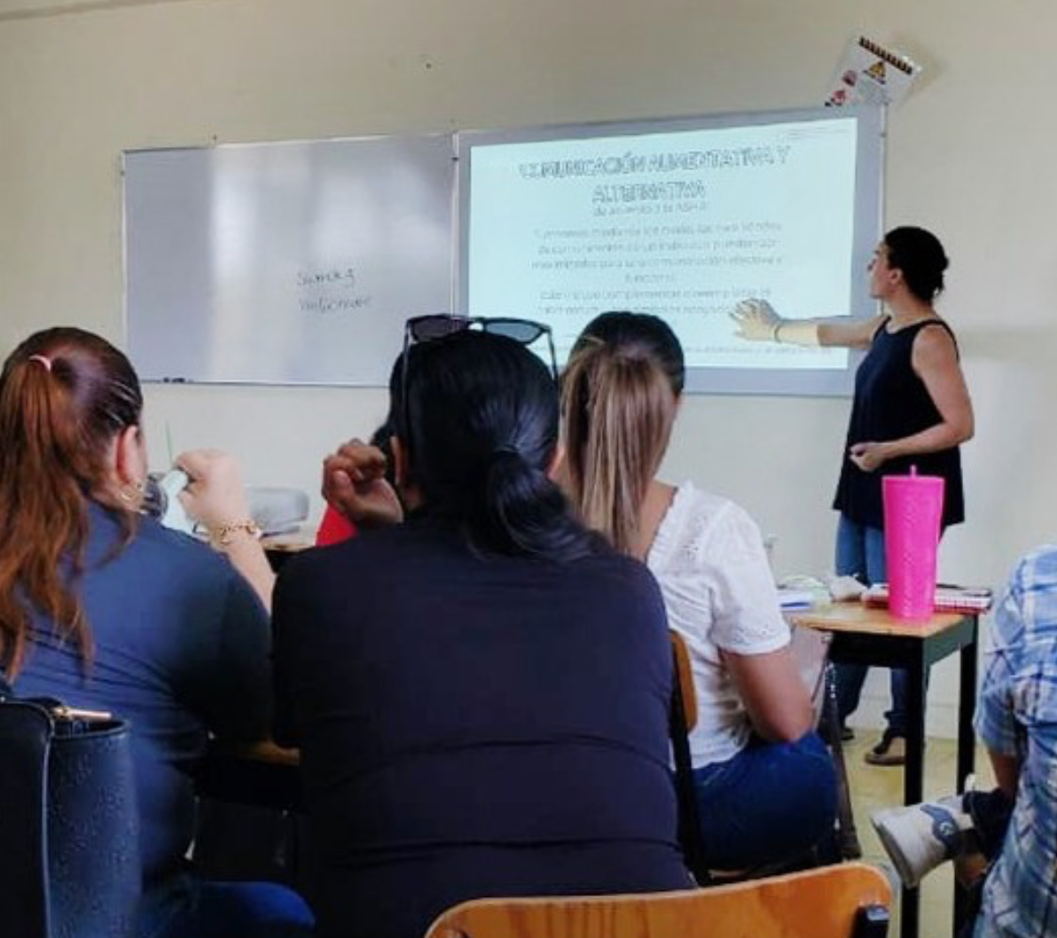 Montse impartiendo un Taller sobre el Desarrollo Gestáltico del Lenguaje a docentes del Centro de Atención Múltiple.