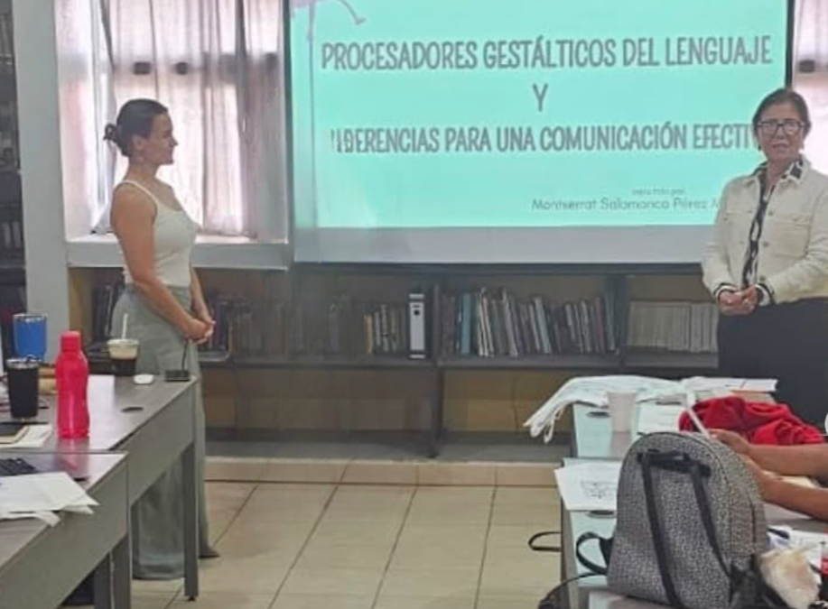 Montse y Directora frente a un aula con docentes y directores de USAER. En la pantalla se lee la presentación de Montse: 'Procesadores gestálticos del lenguaje y sugerencias para una comunicación efectiva'.