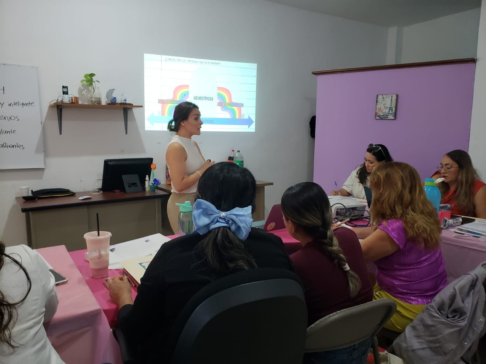 Montse impartiendo un Taller sobre Neurodivergencia y Comunicación.