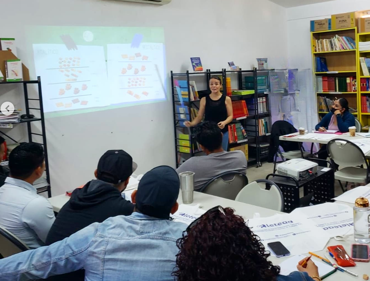 Montserrat impartiendo una clase a un grupo de docentes en Educación Física, sobre la Comunicación Neurodivergente y la aplicación de apoyos para mejorar las instrucciones en las clases.