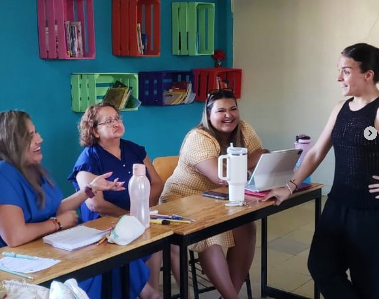 Montse aclarando dudas y sugiriendo estrategias de apoyos de comunicación a las docentes del Centro de Atención Múltiple de San José del Cabo.