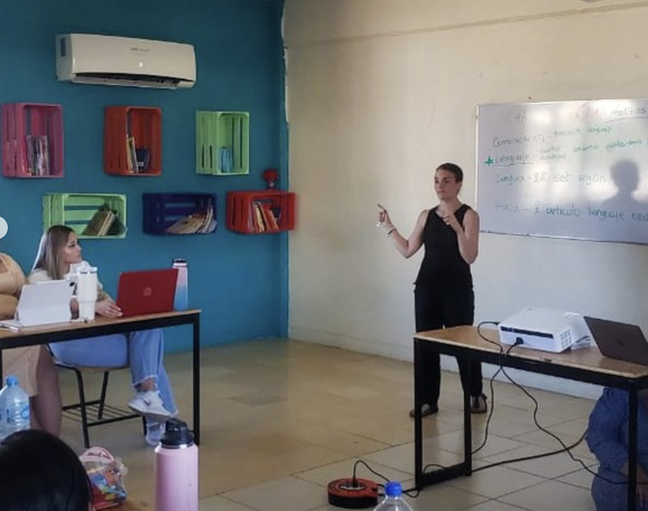 Montse, impartiendo un Taller  frente a un aula con docentes, brindando información sobre Comunicación y Neurodivergencia.