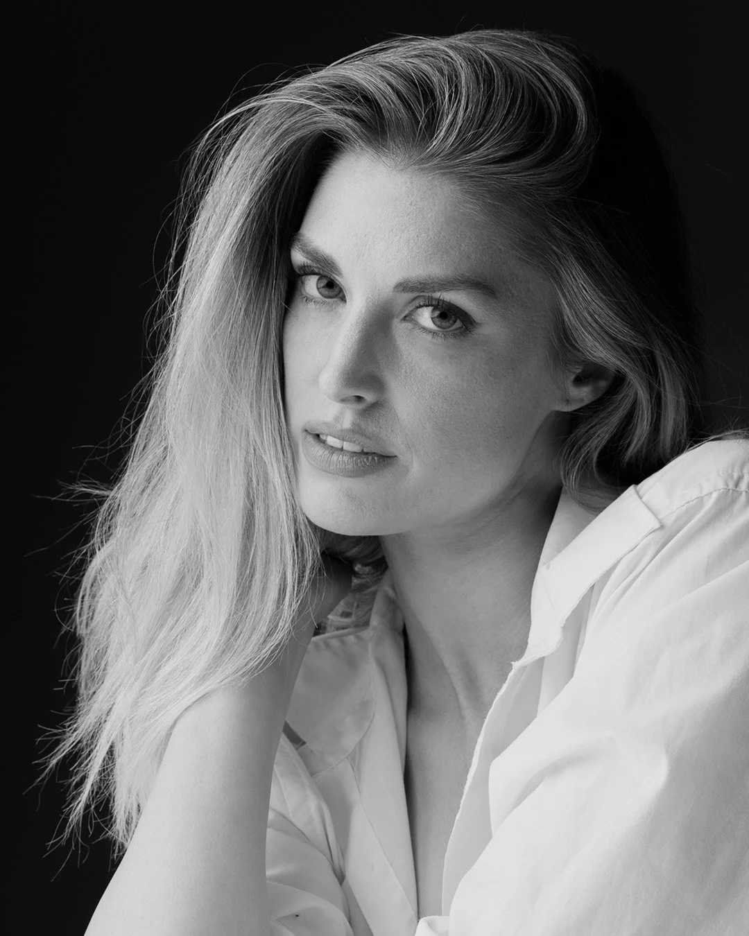 Confidence doesn&rsquo;t need color to stand out. 

ft. @bethanygracelloyd

#portraitphotography #blackandwhiteportrait #portraitmood #portraitvision #portraitpage #monochromeportrait #fineartportrait #studioportrait #portrait_perfection #portraitsty