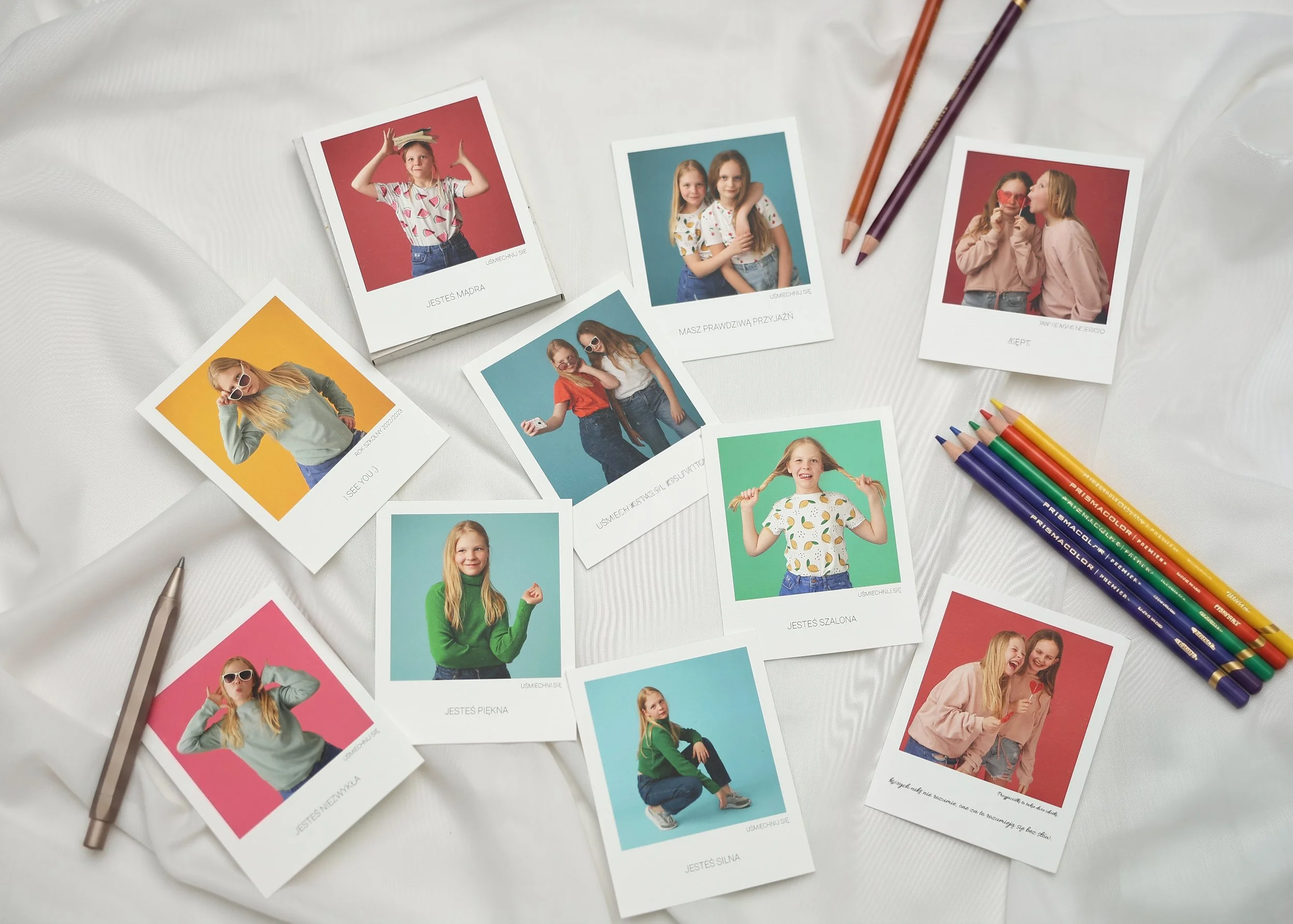 Kolorowe odbitki typu Instax dostępne jako wyjątkowy dodatek do sesji zdjęciowej.