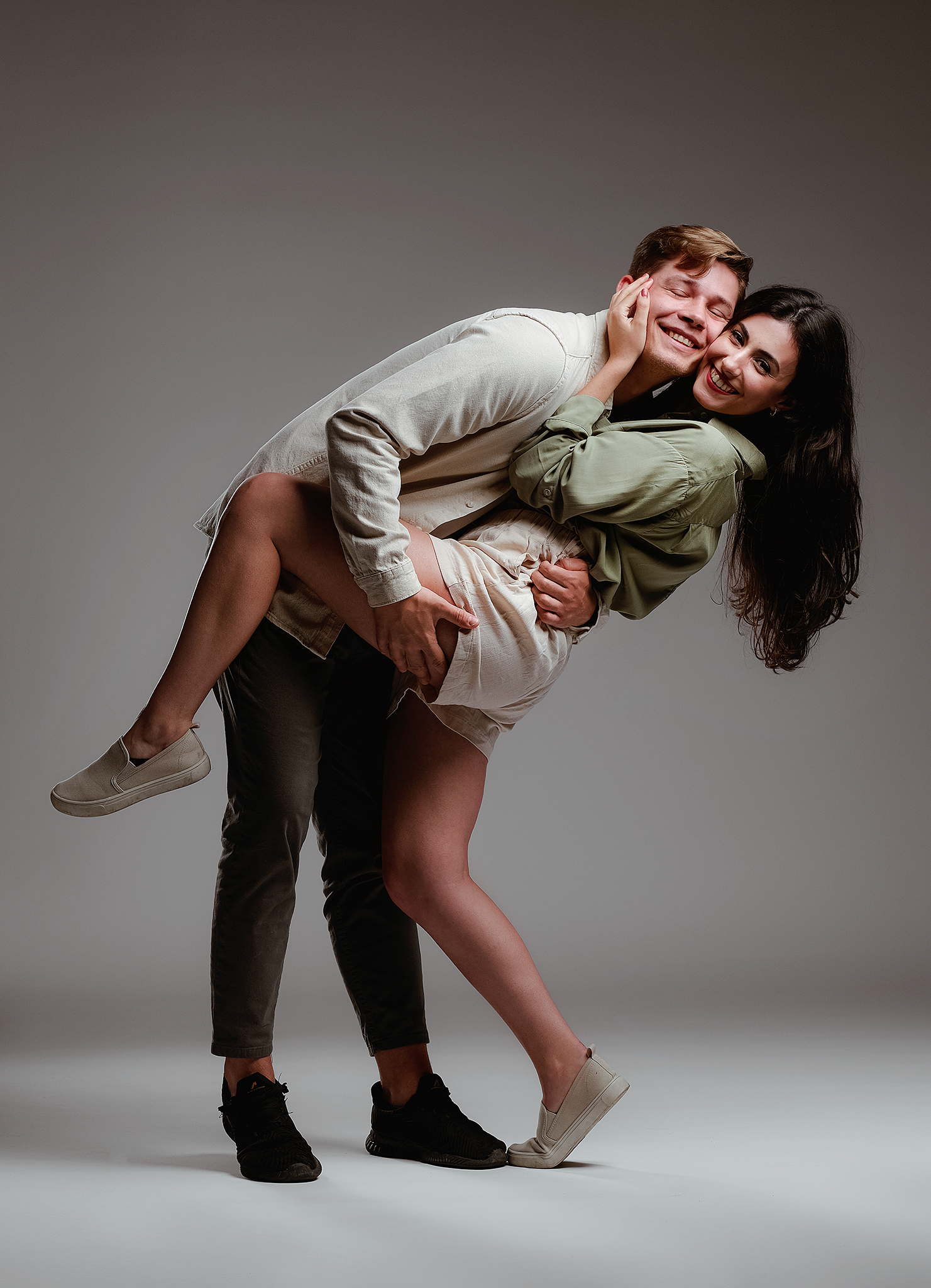 Pełna radości sesja dla par w studio – naturalna fotografia zakochanych Garwolin