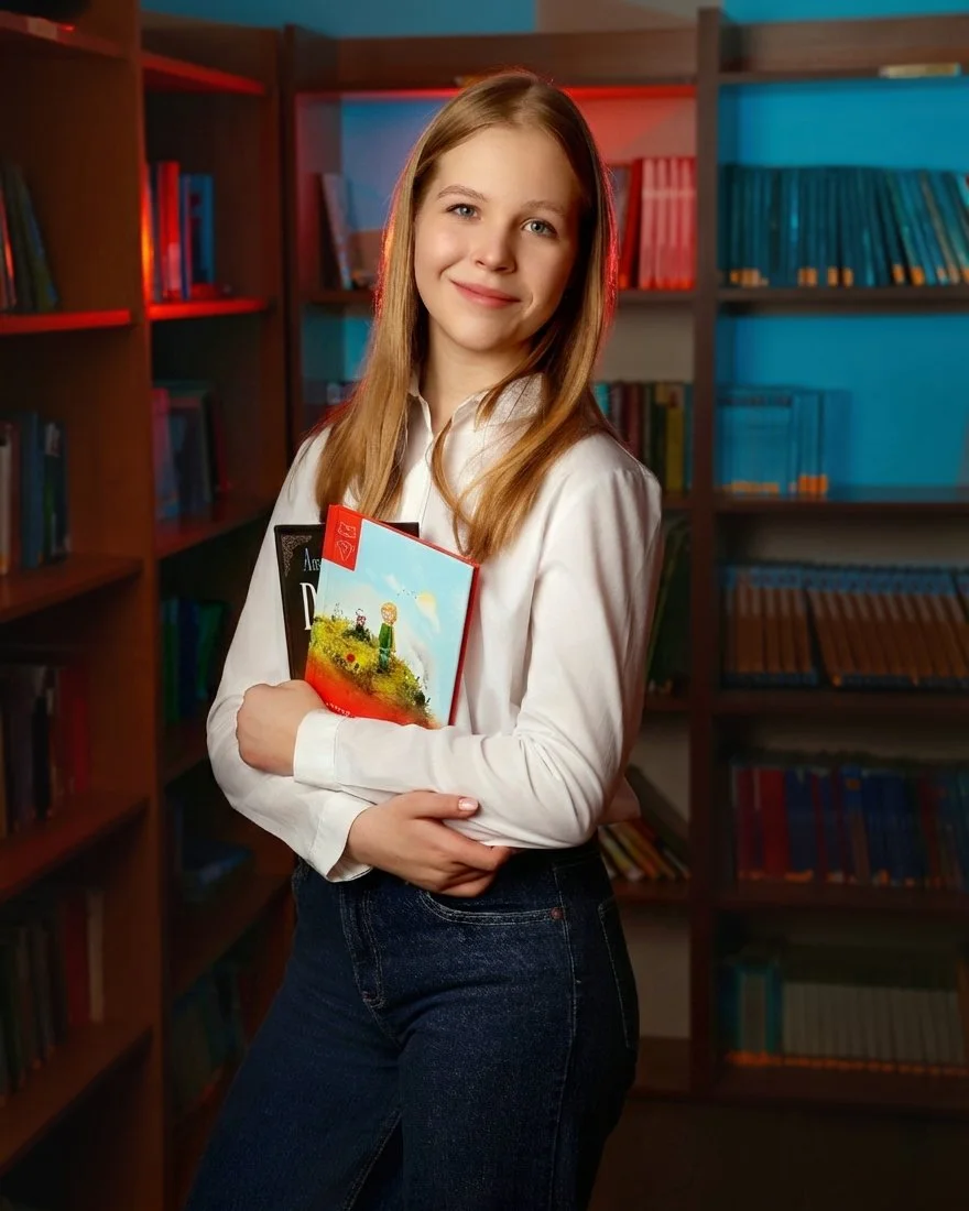 Portret uczennicy z książkami – fotografia szkolna i sesja edukacyjna Garwolin
