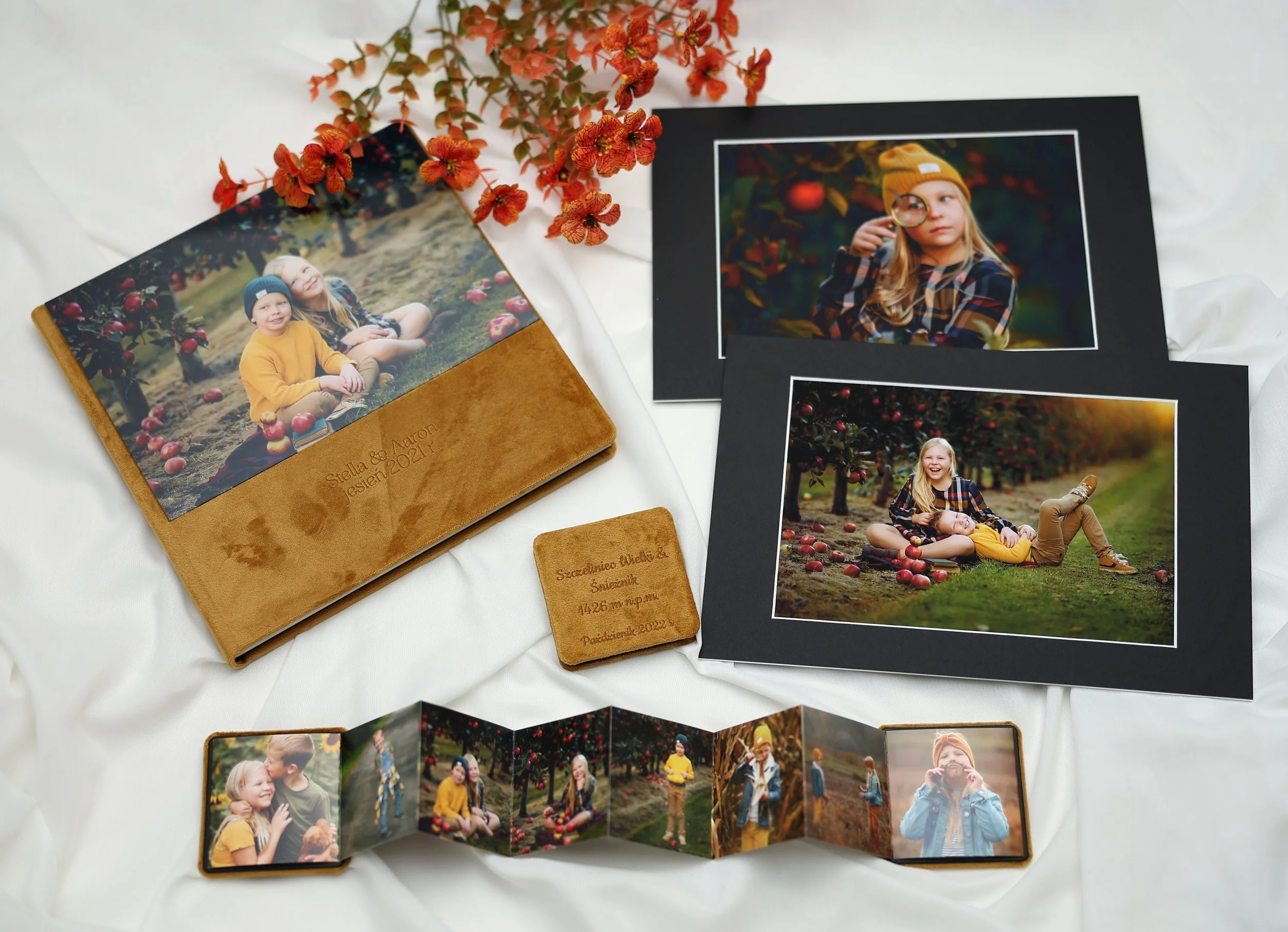 Drewniane pudełko oraz harmonijkowy album z profesjonalnymi odbitkami fotograficznymi.