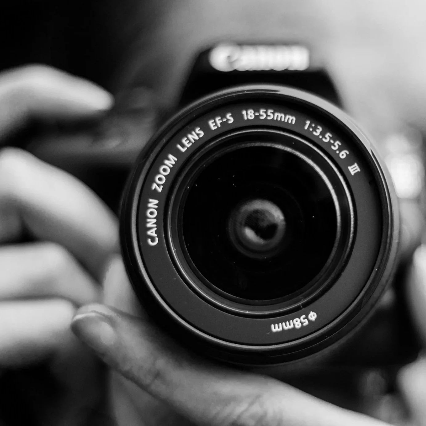 Profesjonalny aparat fotograficzny Canon wykorzystywany podczas sesji zdjęciowych Anety Bachman.