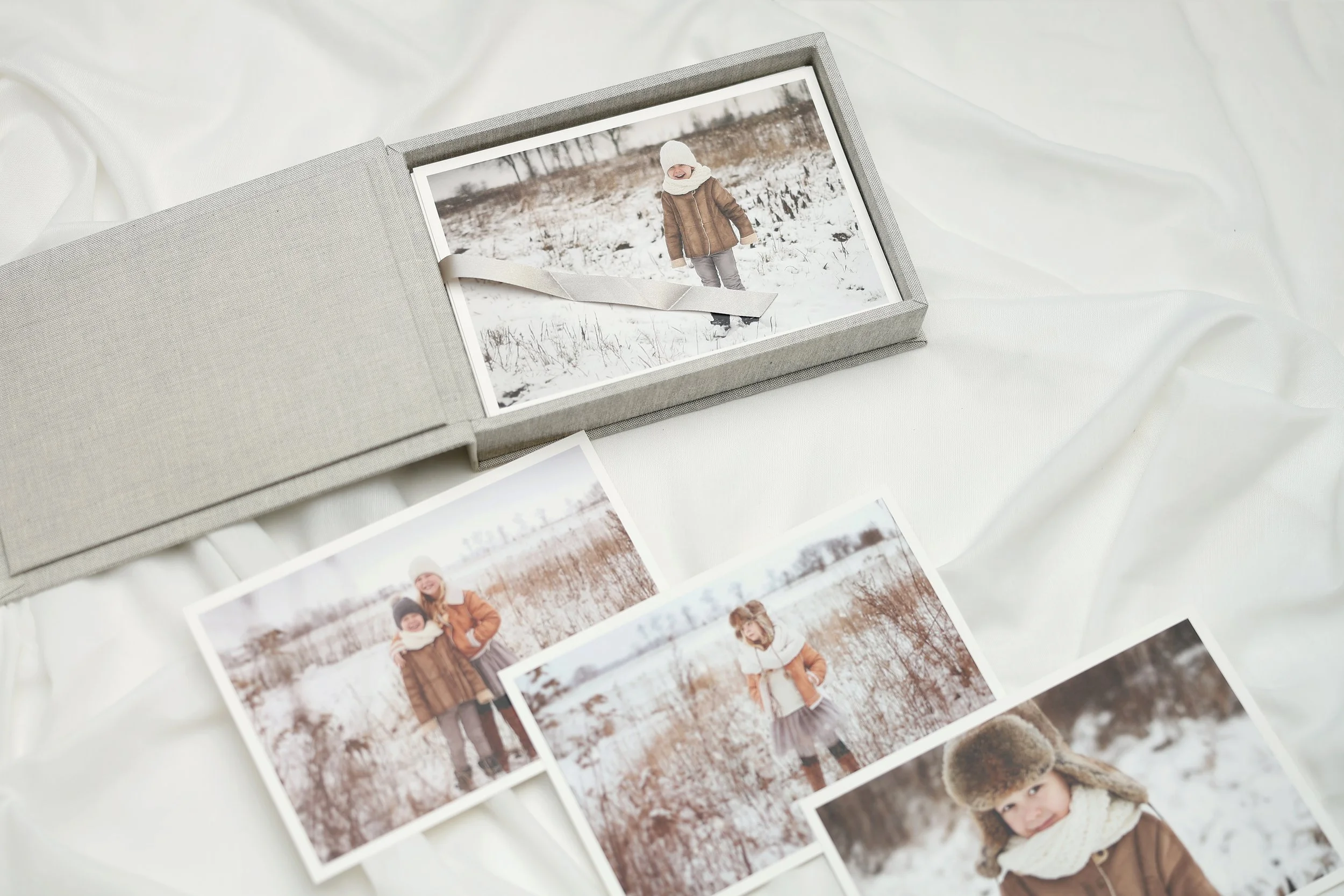 Elegancki album fotograficzny premium z odbitkami wykonany po profesjonalnej sesji zdjęciowej.