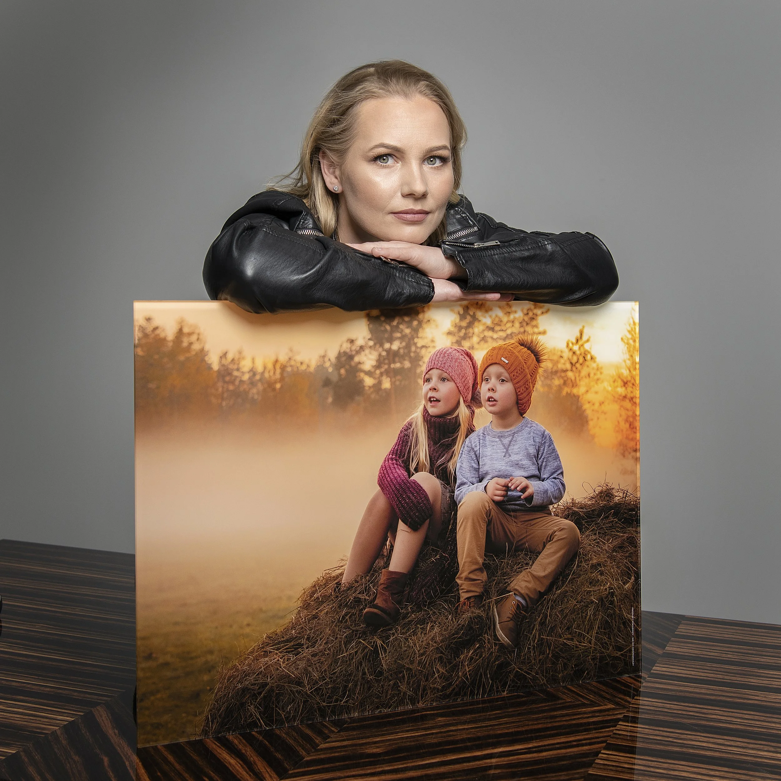 Fotografka Aneta Bachman prezentująca wydrukowaną fotografię swoich dzieci – fotografia rodzinna Garwolin Mazowieckie