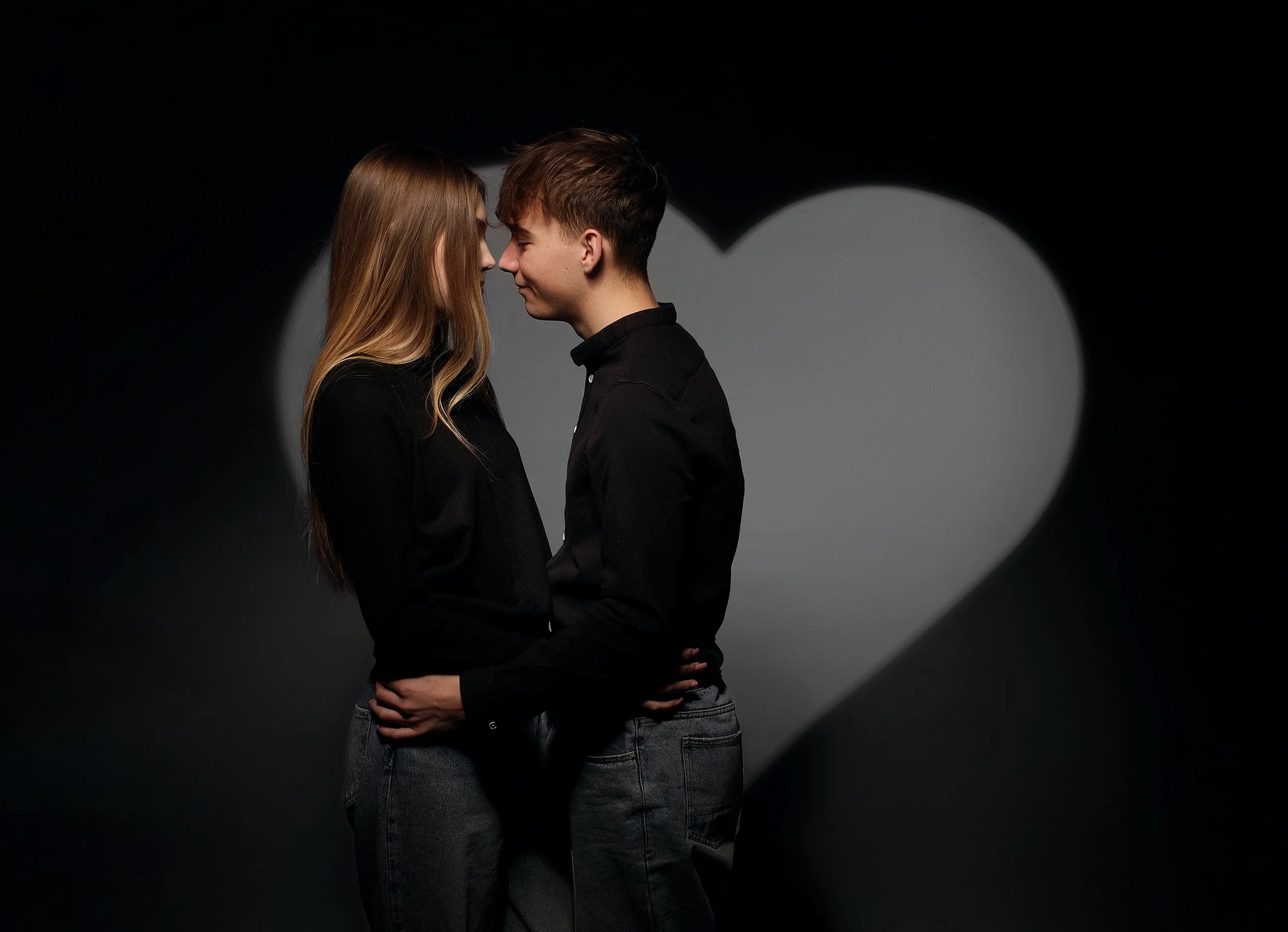 Romantyczna sesja dla par w studio – fotografia zakochanych Garwolin Mazowieckie