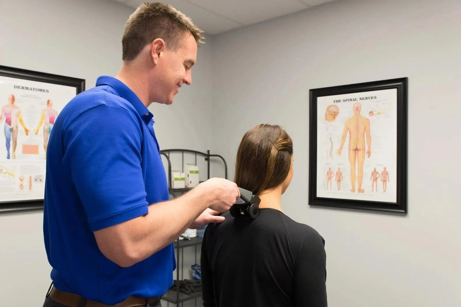 Dry needling on upper back during first visit exam at Smith Elite in Liberty MO. Smith Elite Family Chiropractic, 527 N State Rte 291 Suite B, Liberty, MO 64068.