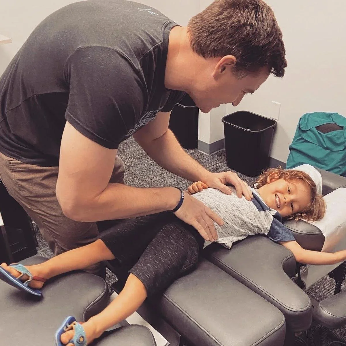 Dr Garrett Smith adjusting child for Excelsior Springs families