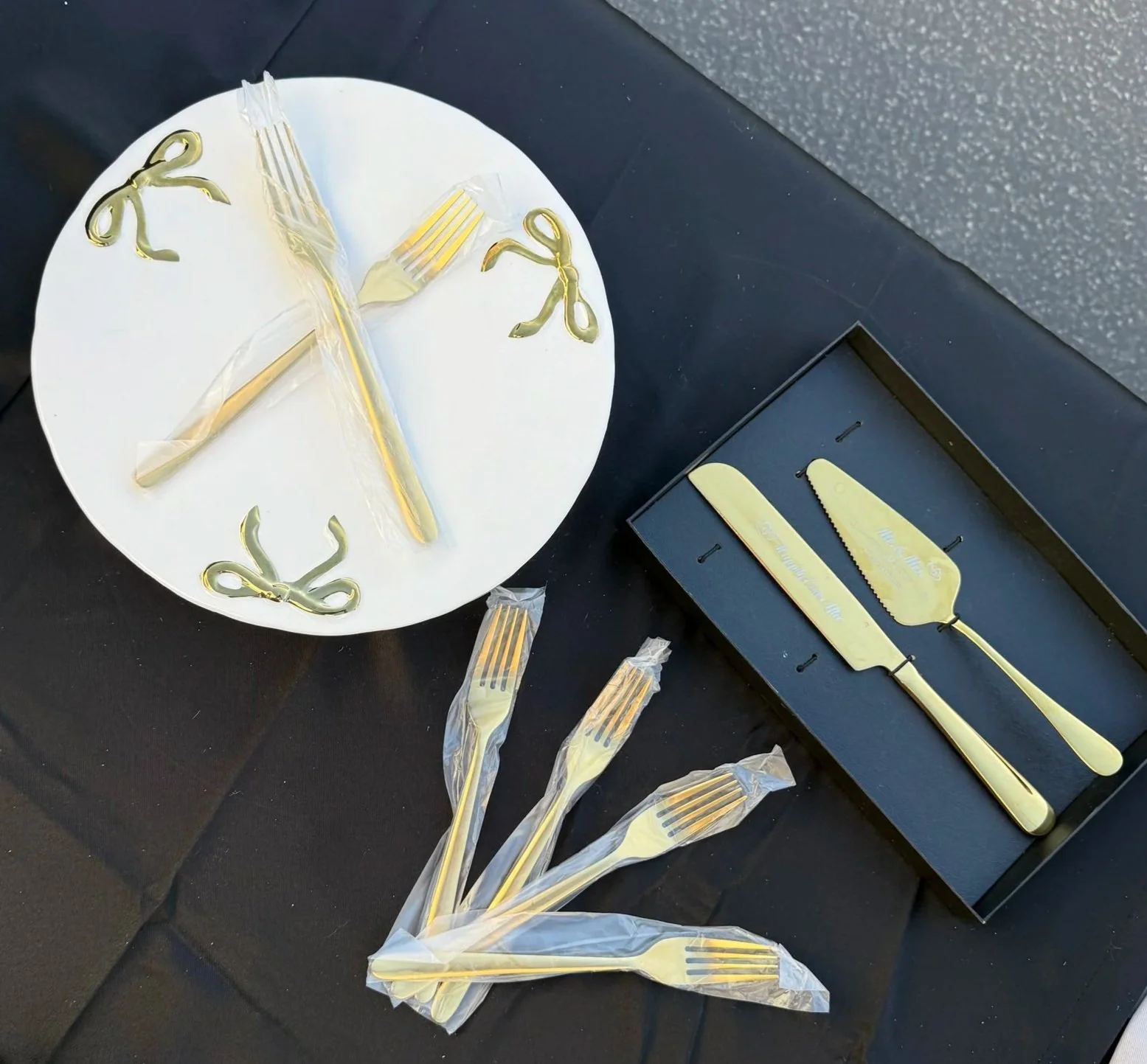 Black & Gold Utensil Set / Serving Set
Pickup or Delivery — $5 per set

(includes gold serving utensils and coordinating display pieces - delivery fee based on mileage)
