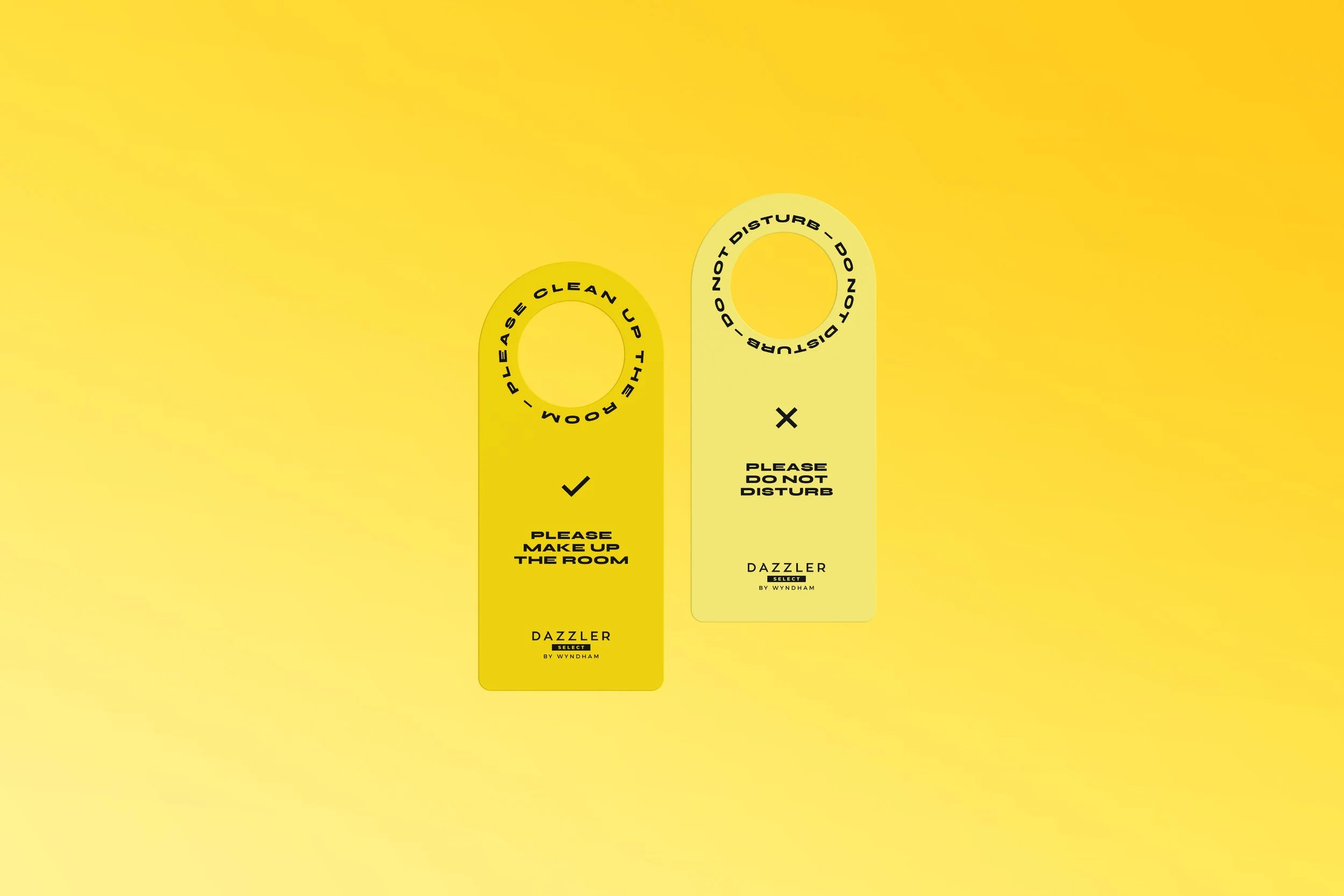 Tarjetas de puerta con instrucciones en inglés, una dice 'Please clean up the room' con marca de verificación, y la otra 'Please do not disturb' con una cruz, sobre un fondo amarillo.