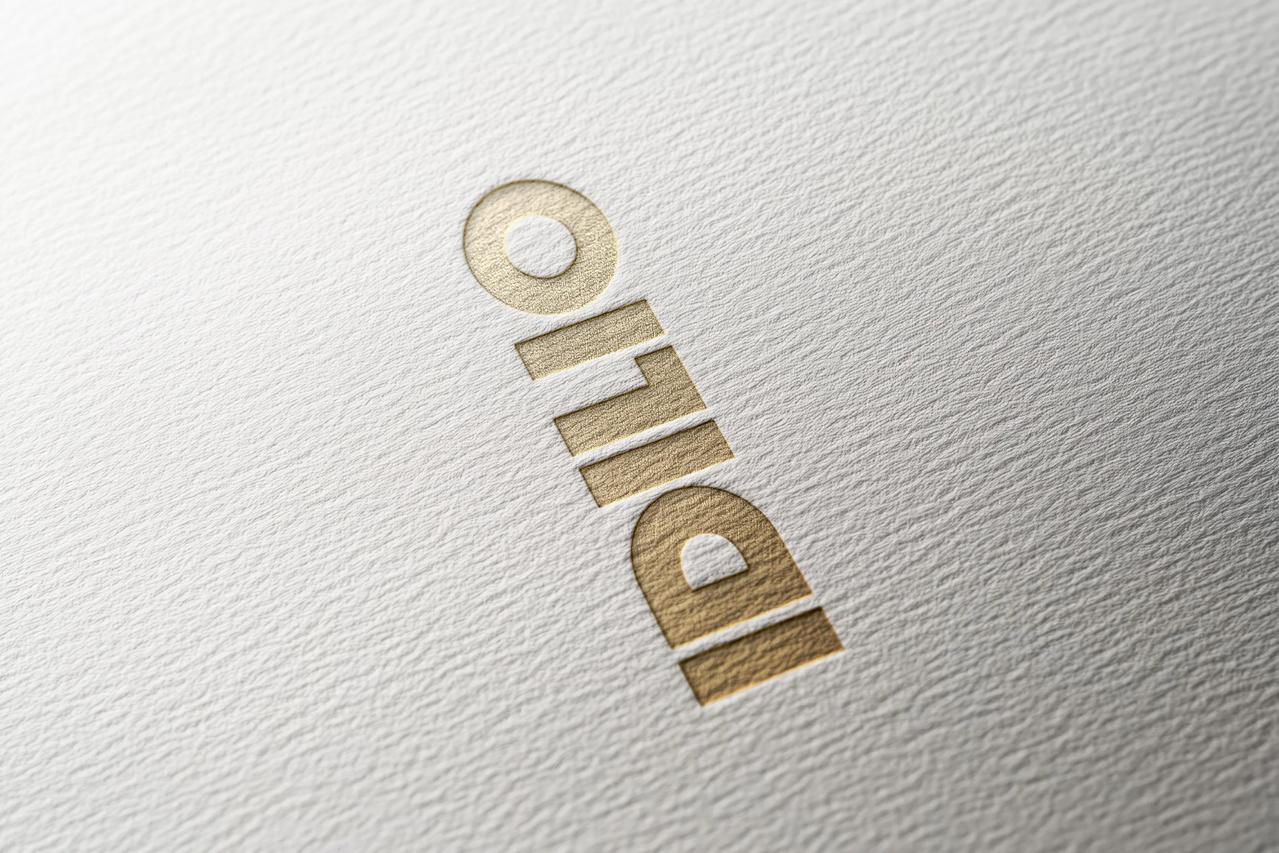 Logotipo de Dior en letras doradas en textura de papel