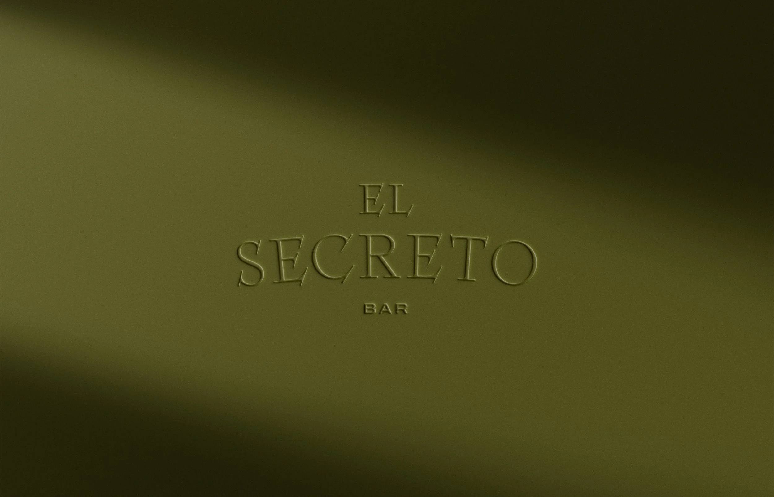Texto en la pared que dice 'El Secreto Bar'