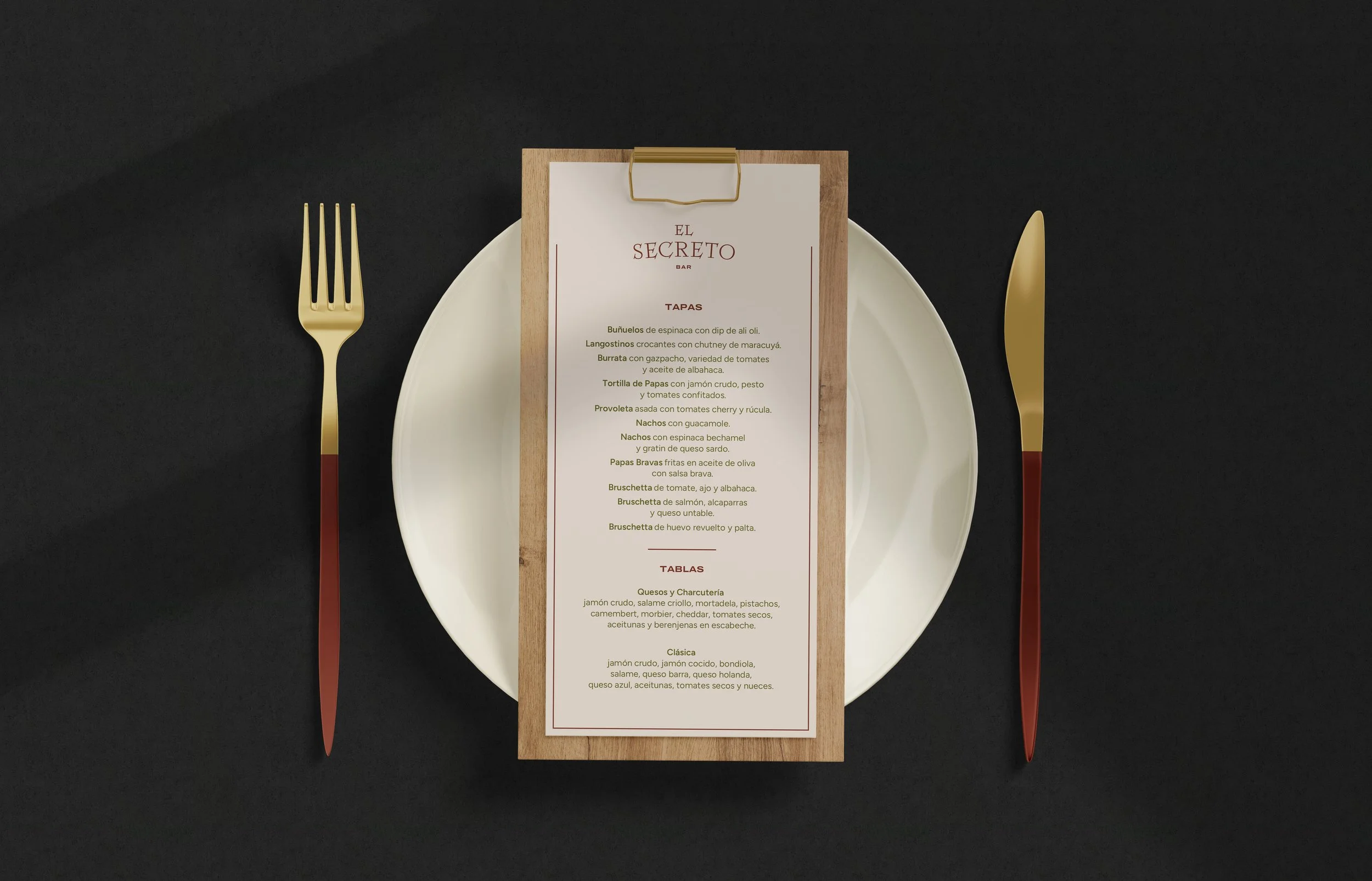 Menú en una mesa con platos y cubiertos dorados y un fondo negro.