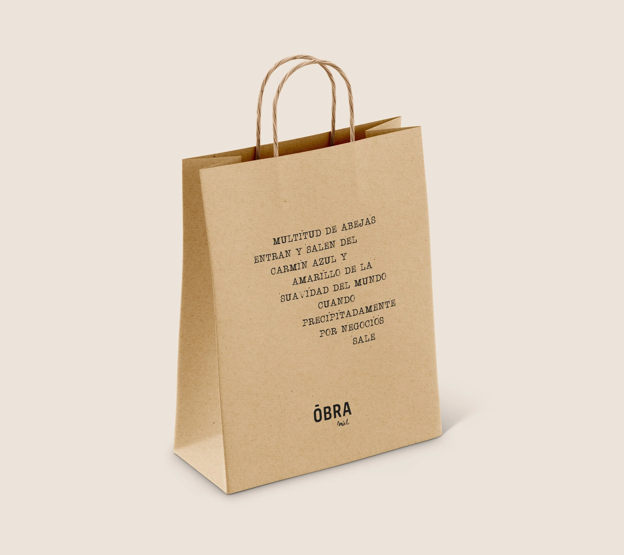 Una bolsa de papel beige con texto impreso en negro que habla sobre abejas y la llegada de la primavera, con las palabras 'ÓBRA miel' en la parte inferior.