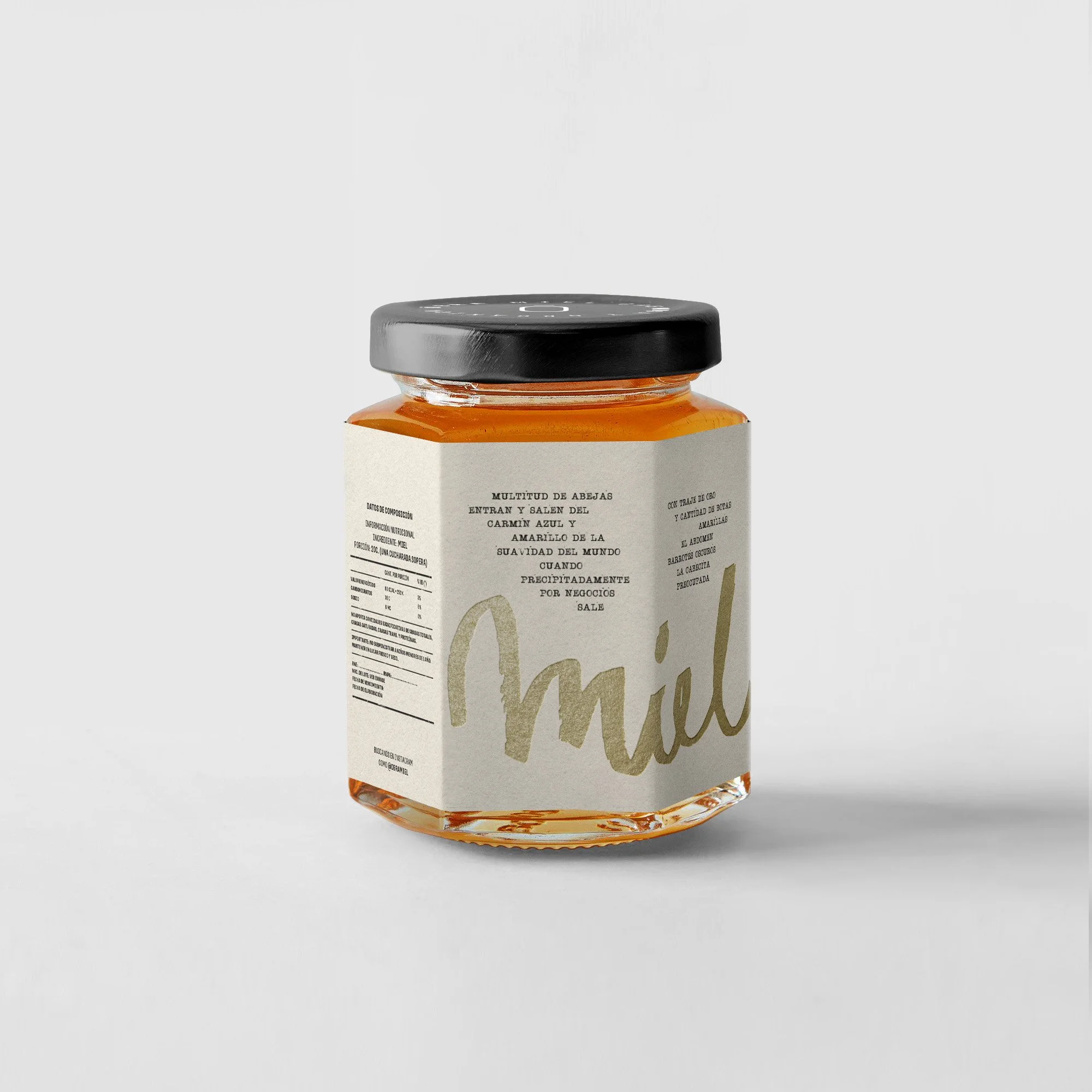 Frasco de miel con etiqueta que dice 'miel' en letras grandes y un fondo gris claro.