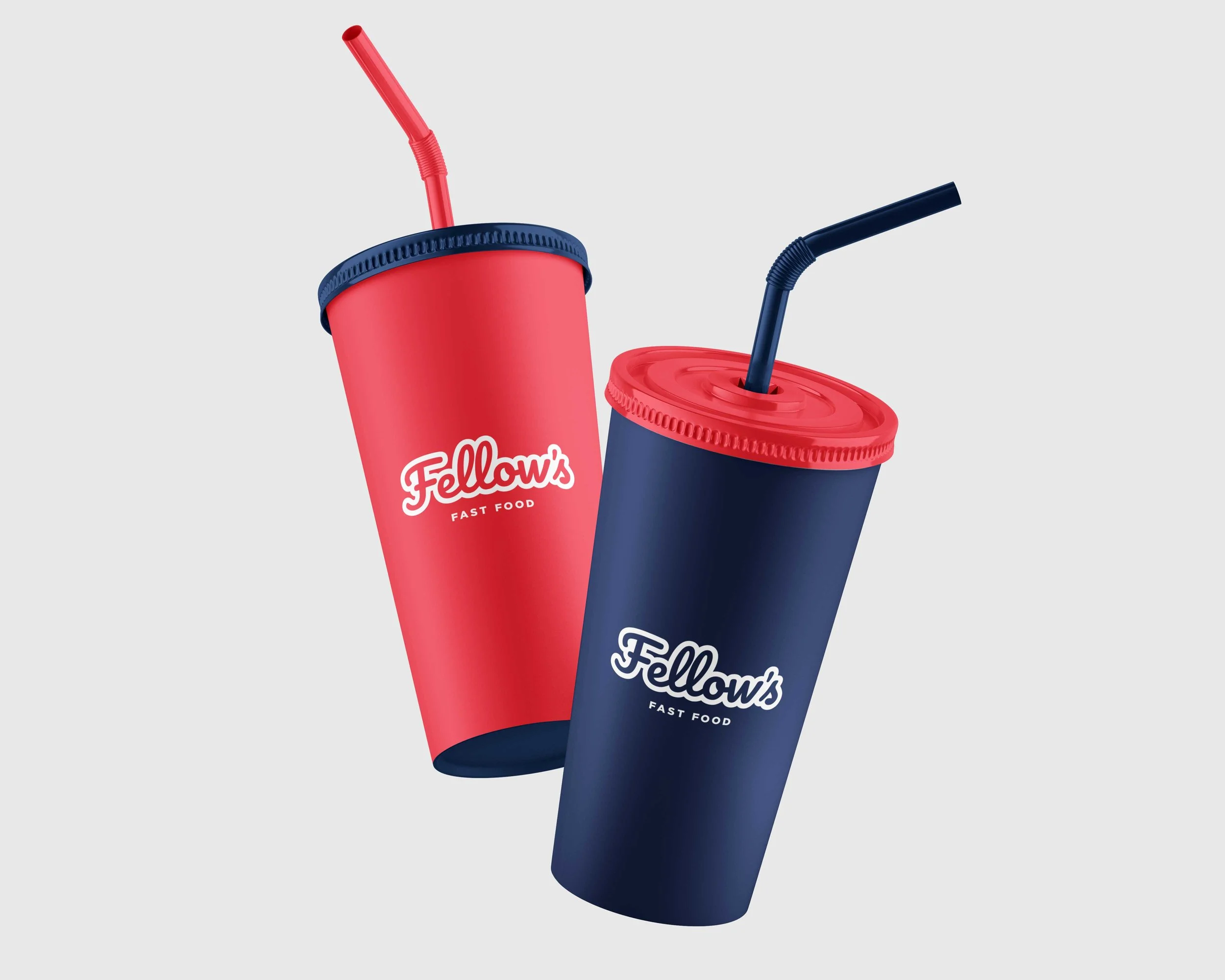 Dos vasos de plástico con popotes, uno rojo y otro azul, con la marca 'Fellow's Fast Food.'